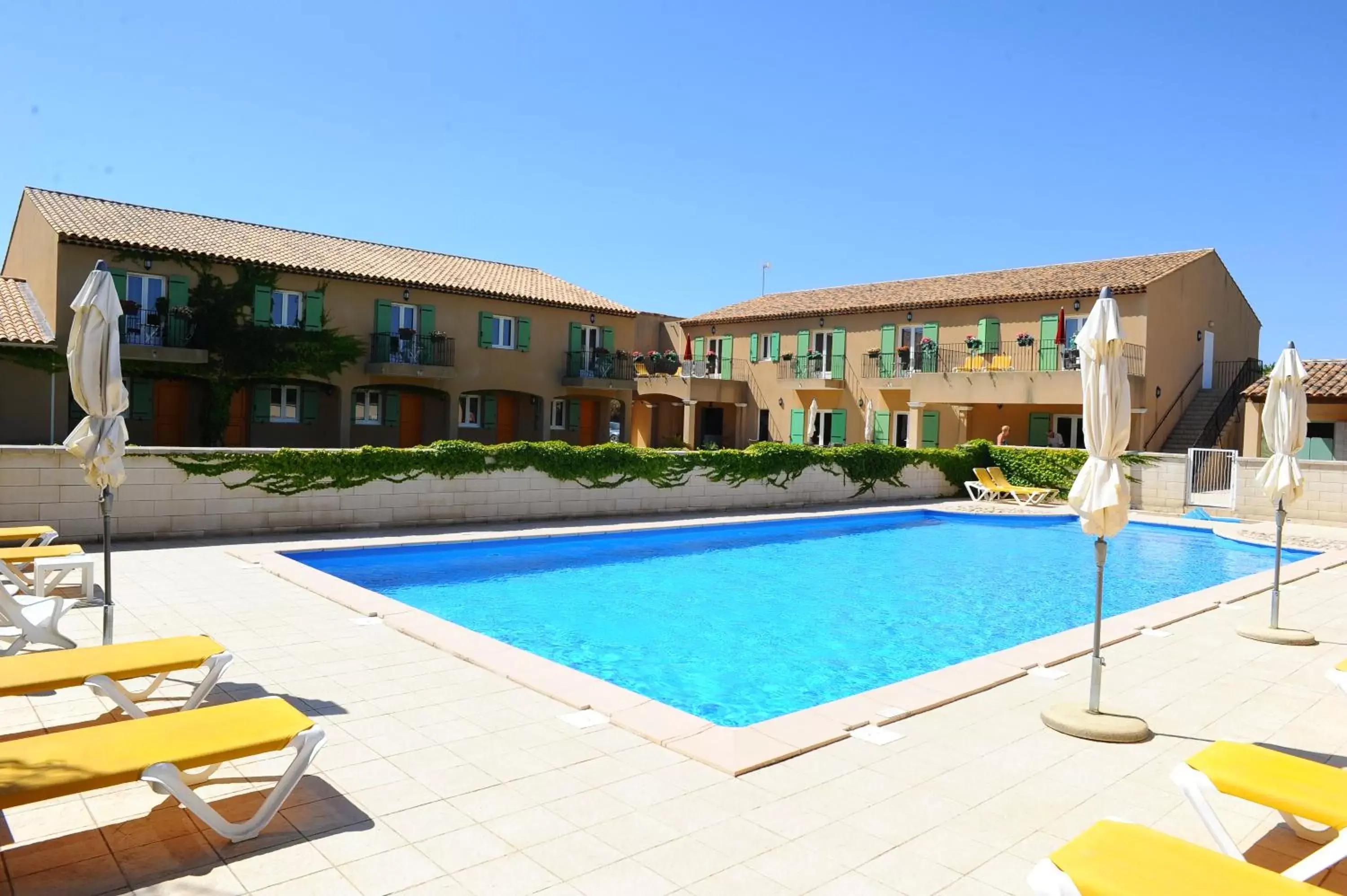 Swimming pool, Property Building in Hotel Terriciaë Maussane