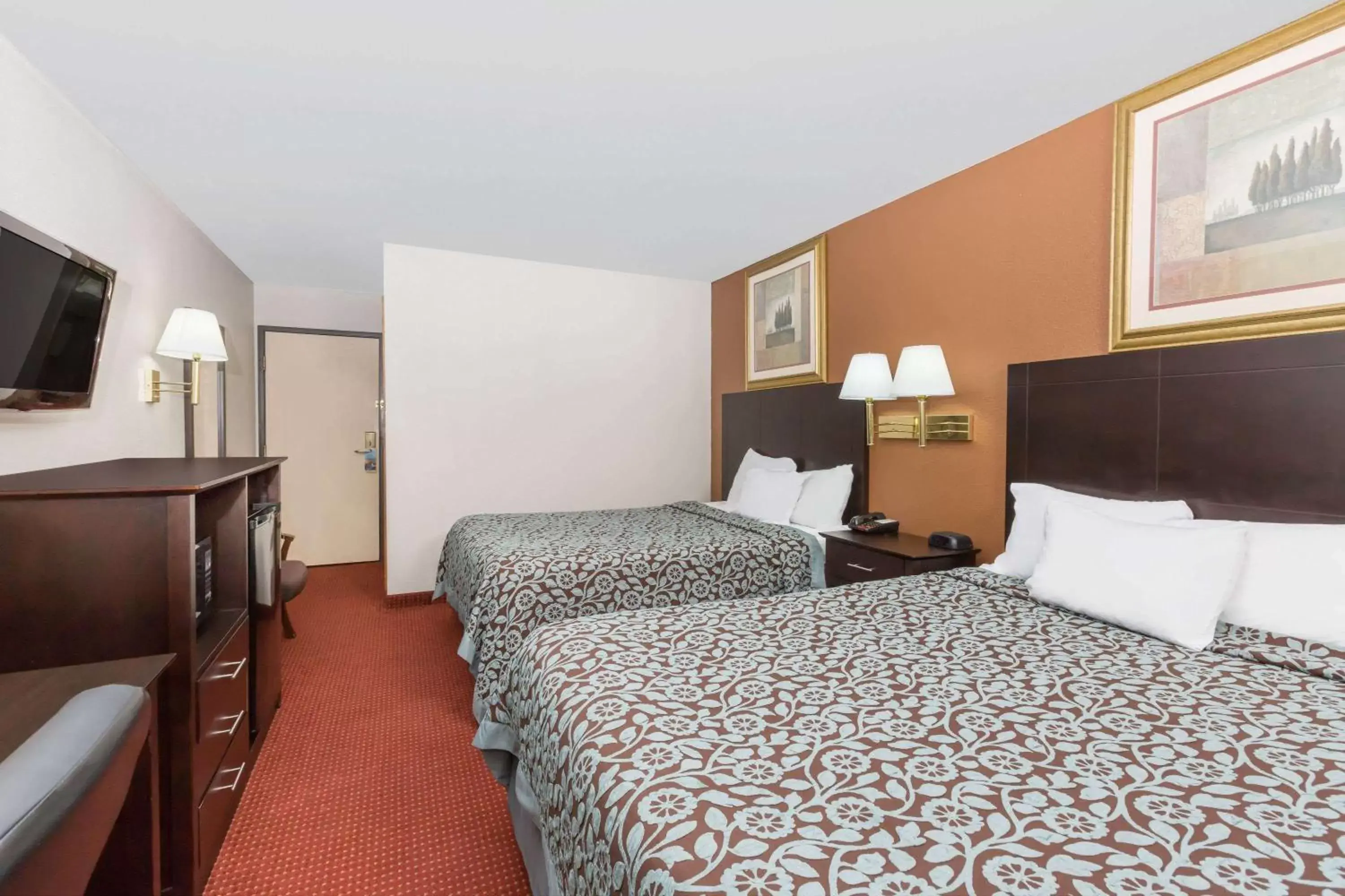 Photo of the whole room, Bed in Days Inn & Suites by Wyndham Des Moines Airport