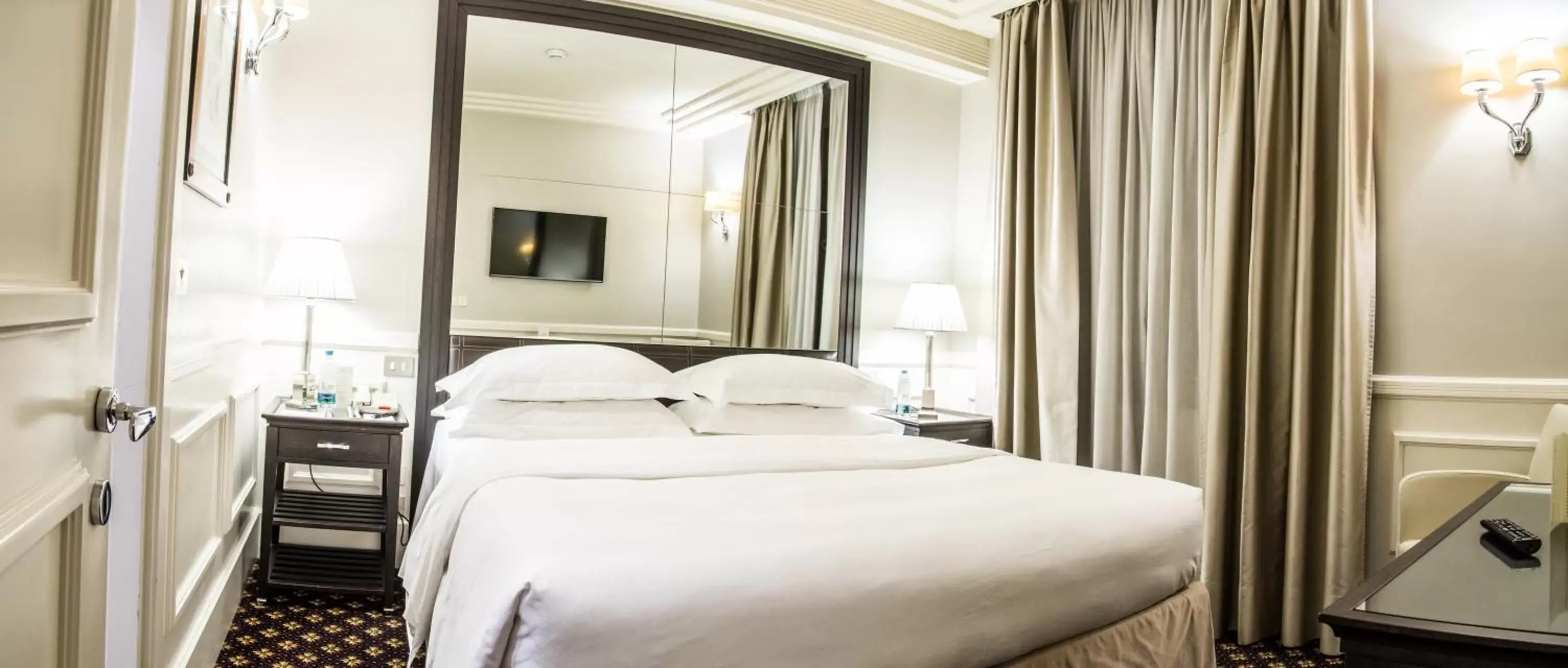 Bedroom, Bed in Grand Hotel Sitea