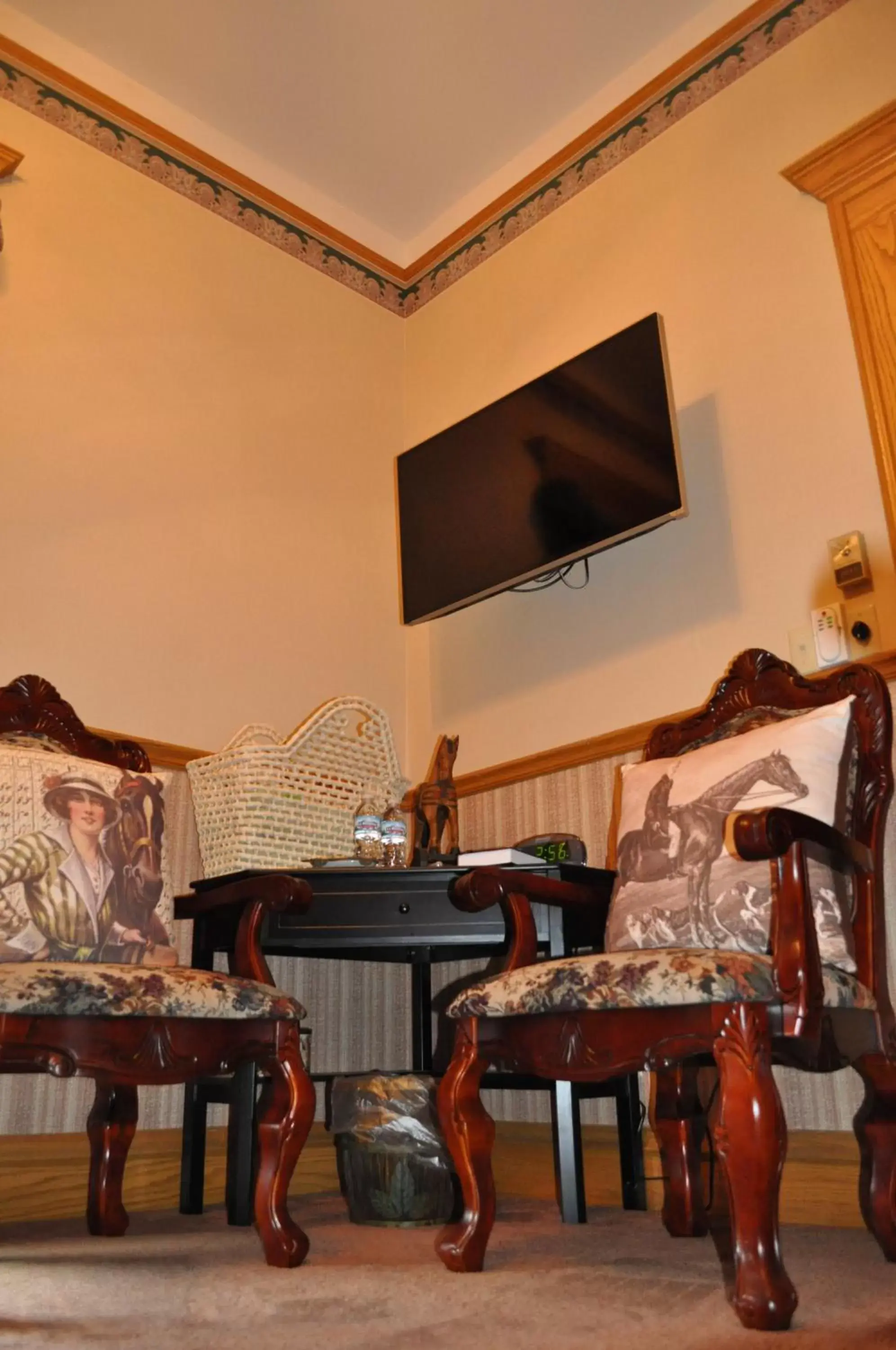 Seating area, TV/Entertainment Center in Queen Anne Bed and Breakfast