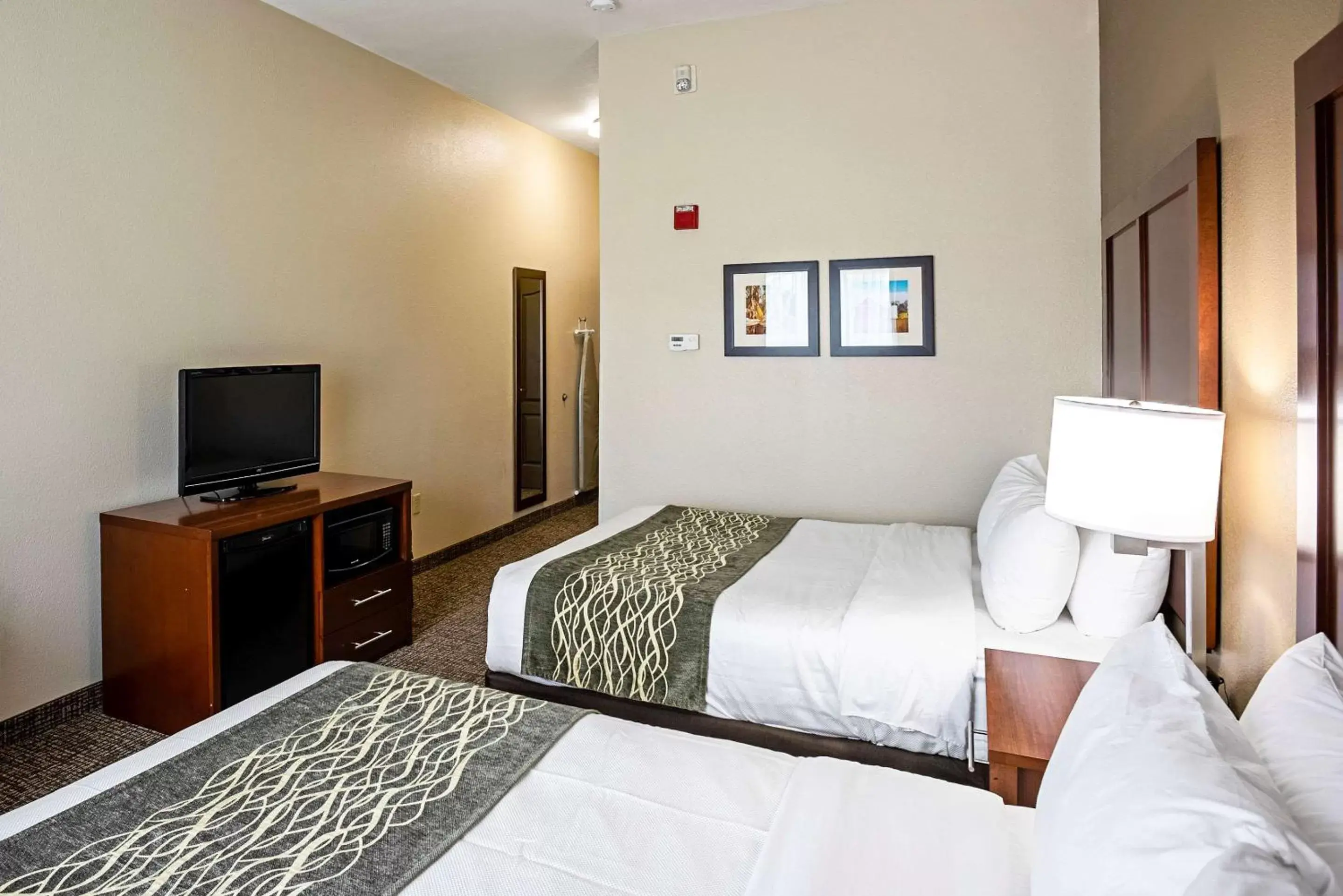 Photo of the whole room, Bed in Comfort Inn & Suites Independence