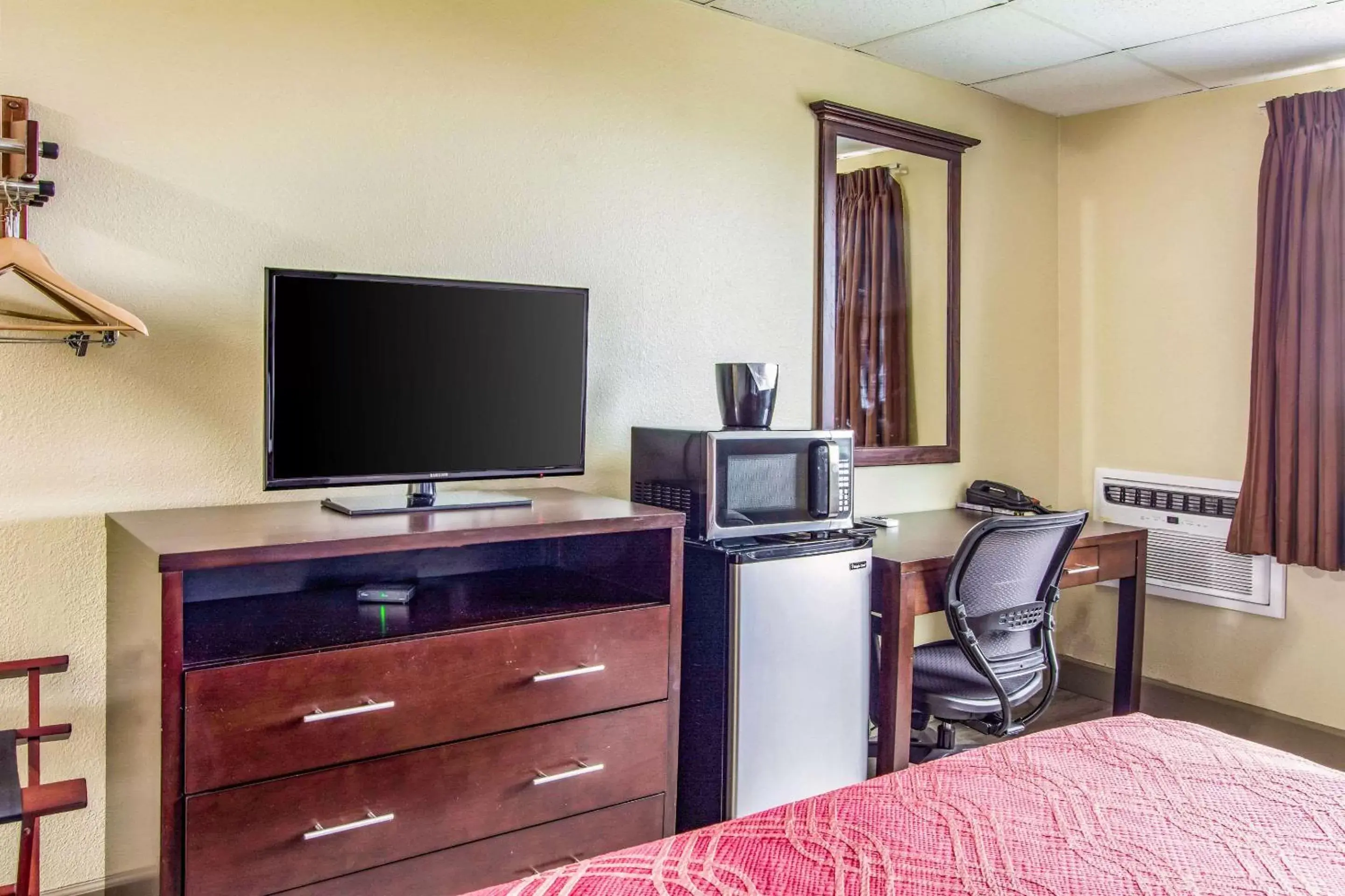 Bedroom, TV/Entertainment Center in Econo Lodge Newport