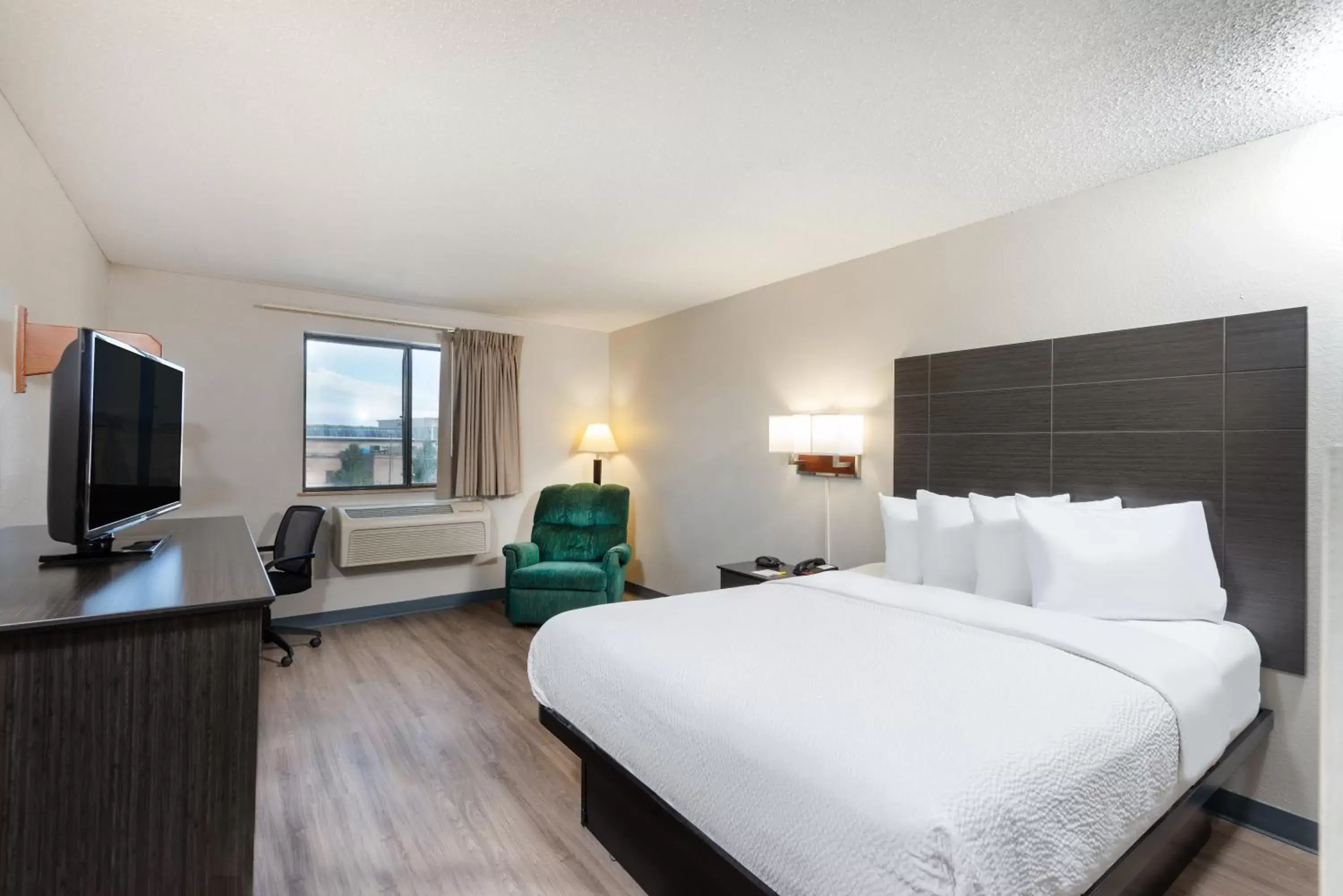 Bed in Days Inn by Wyndham Somerset PA I-70 I-76 Bed in Days Inn by Wyndham Somerset PA I-70 I-76