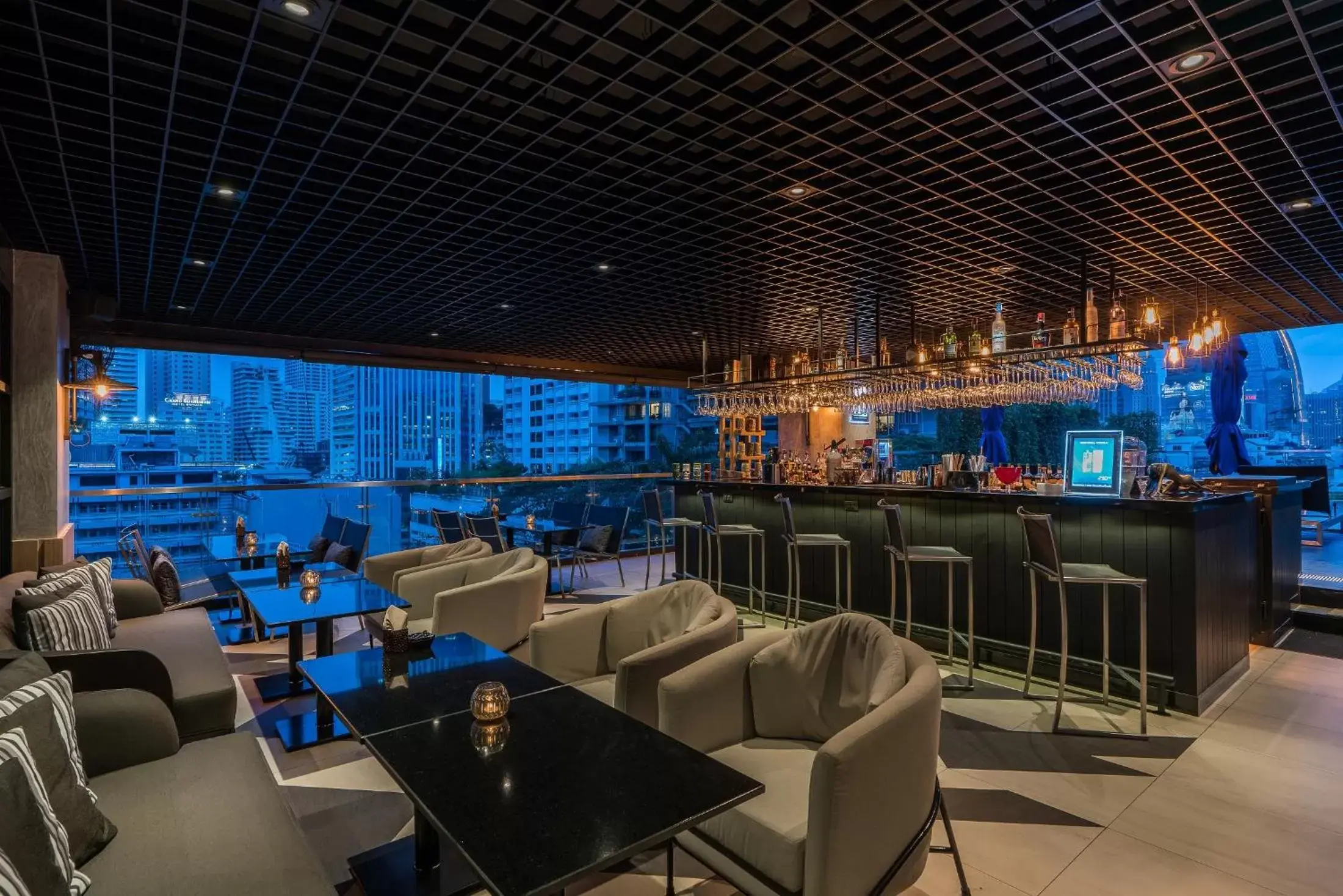 Lounge or bar, Restaurant/Places to Eat in The Key Premier Hotel Sukhumvit Bangkok