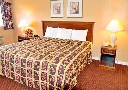 Double Room with Two Double Beds - Non-Smoking in Parkway Inn Philadelphia Airport Double Room with Two Double Beds - Non-Smoking in Parkway Inn Philadelphia Airport
