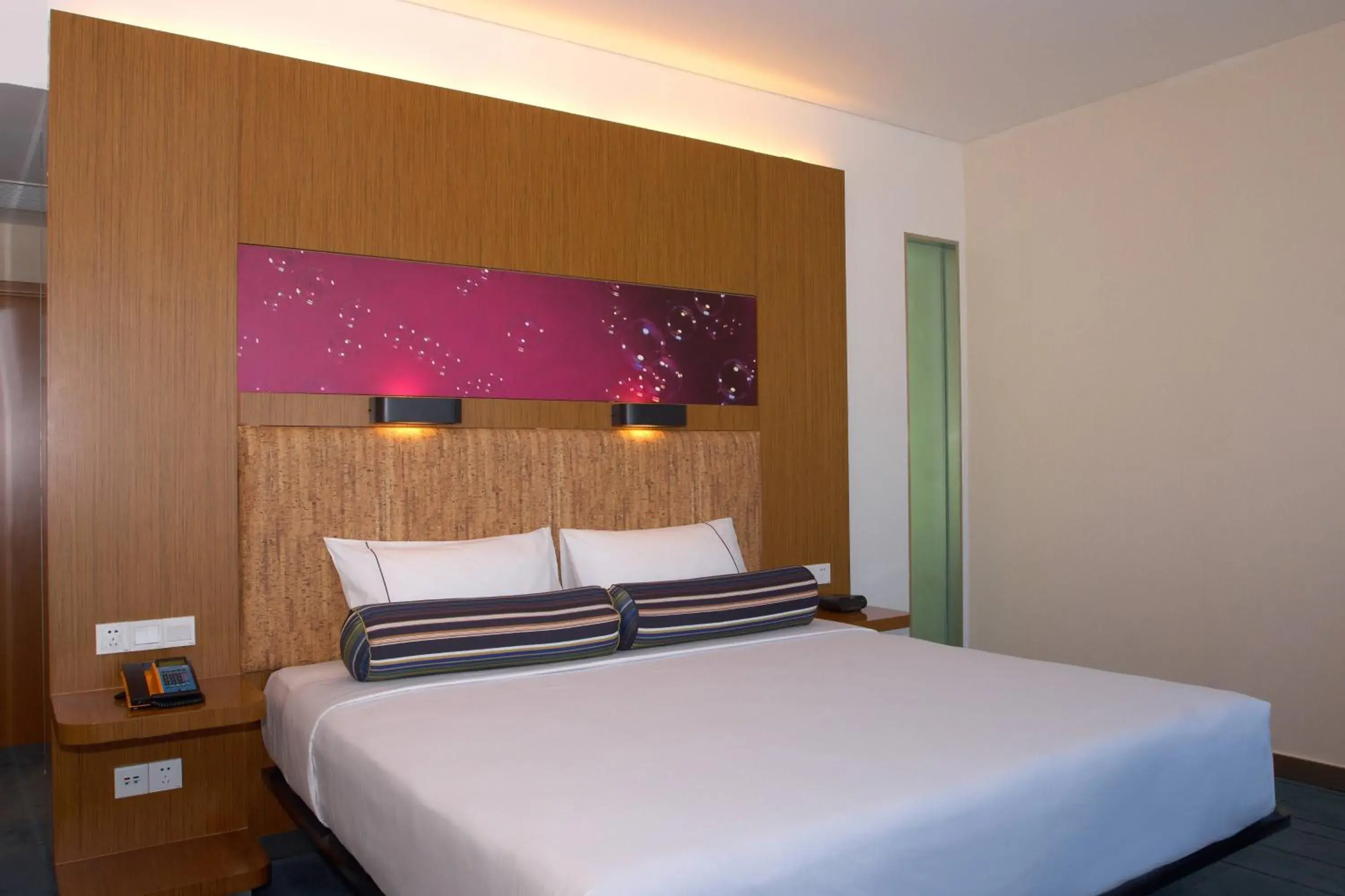 Photo of the whole room, Bed in Aloft Beijing, Haidian