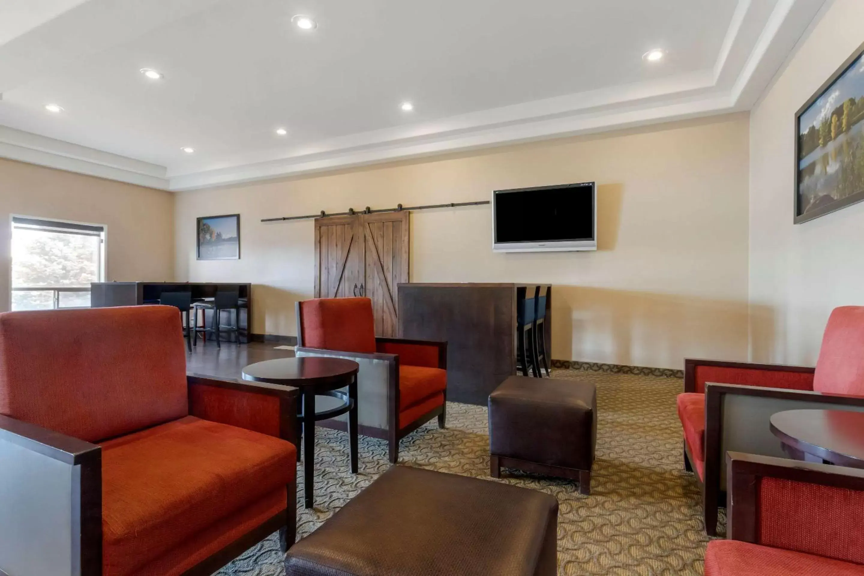 Lobby or reception, Lounge/Bar in Comfort Inn Lethbridge