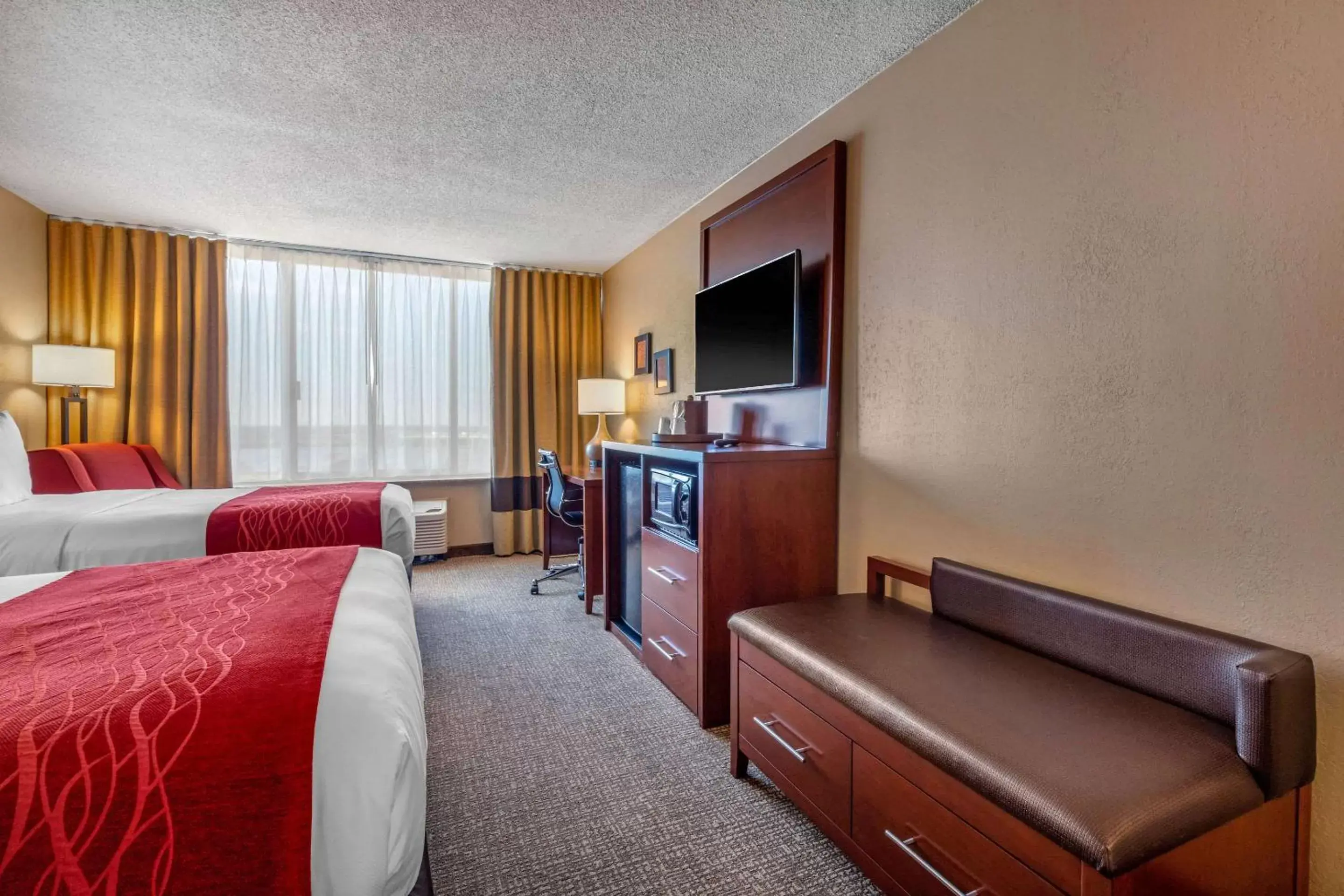 Photo of the whole room, TV/Entertainment Center in Comfort Inn Memphis Downtown