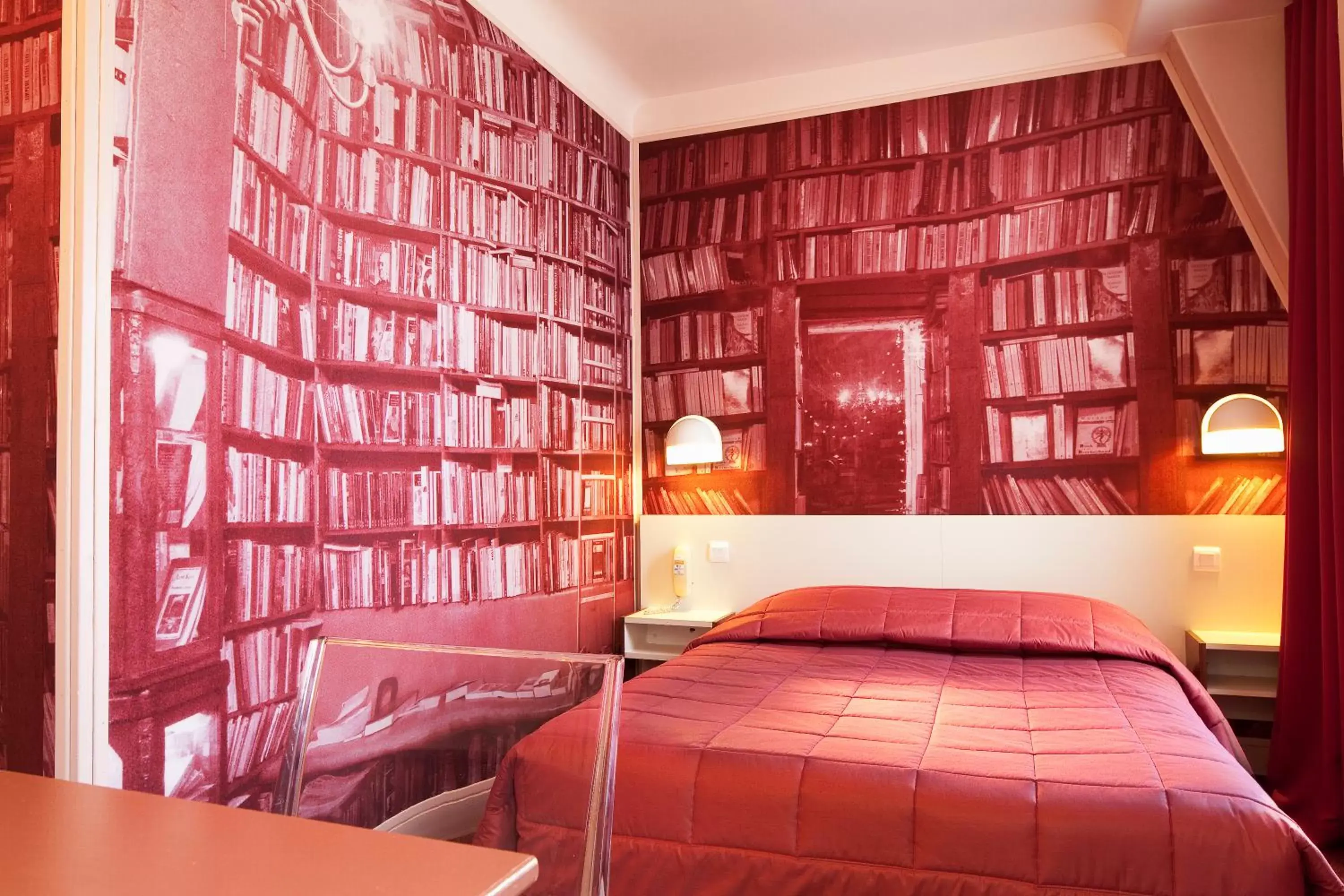 Bed, Library in Hotel Perreyve