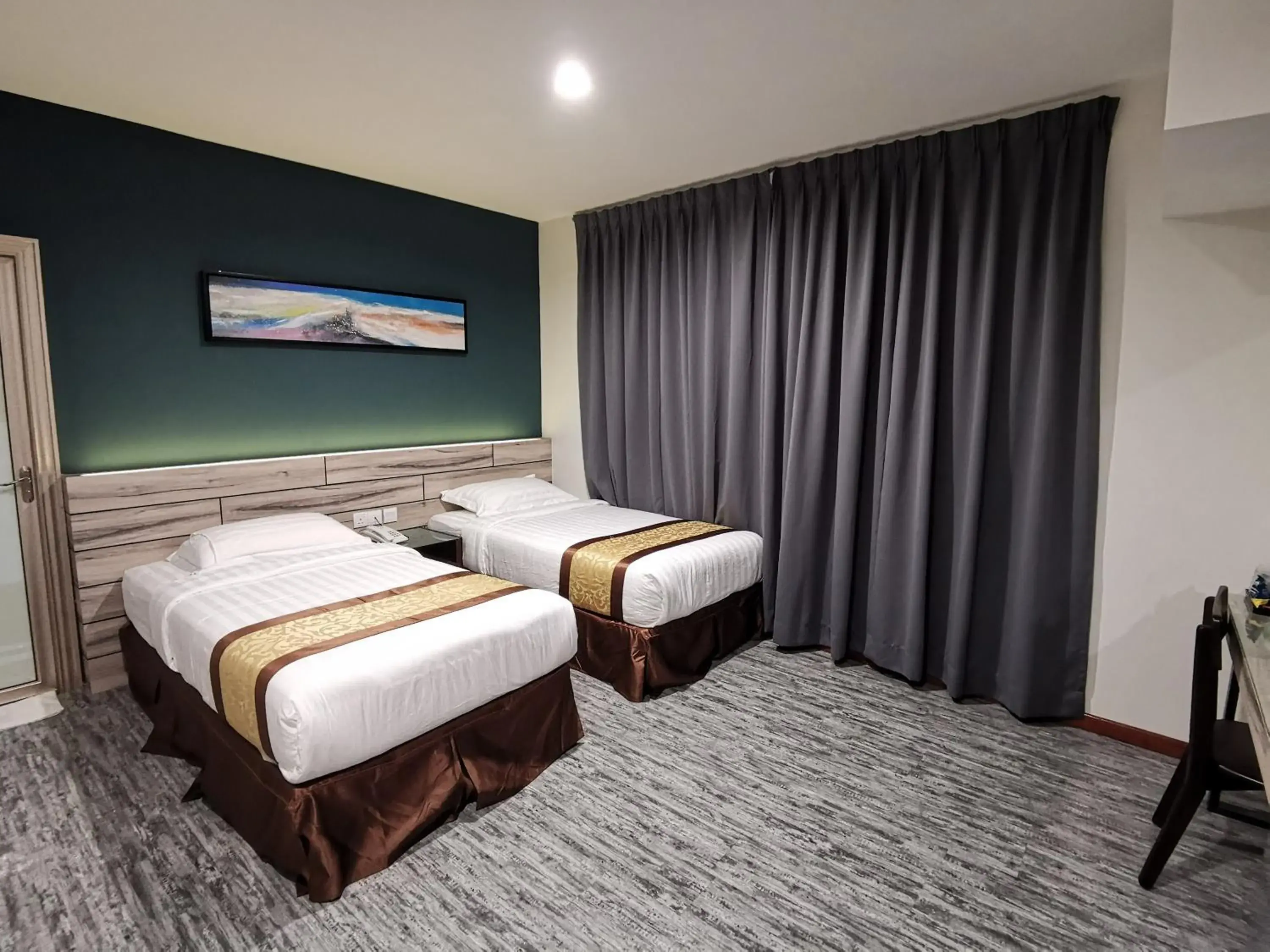 Bed in Meriton Inn Hotel