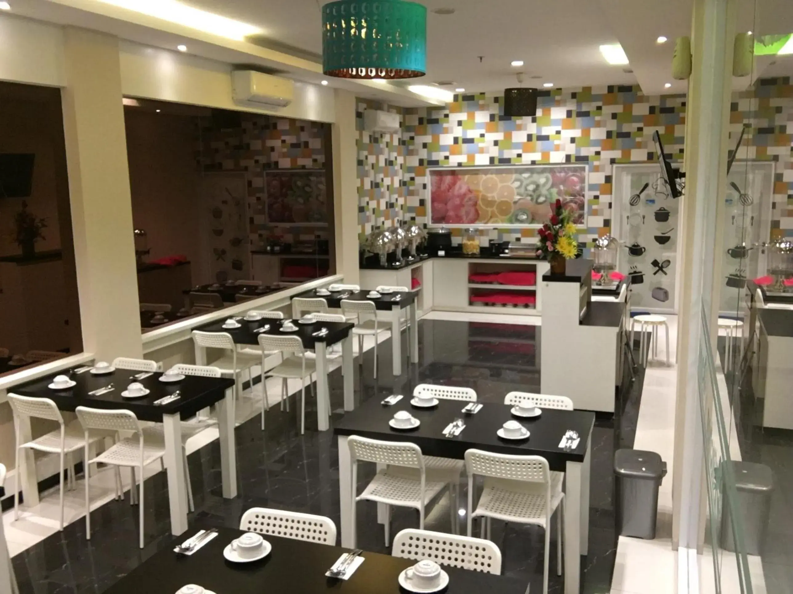 Restaurant/Places to Eat in Msquare Hotel