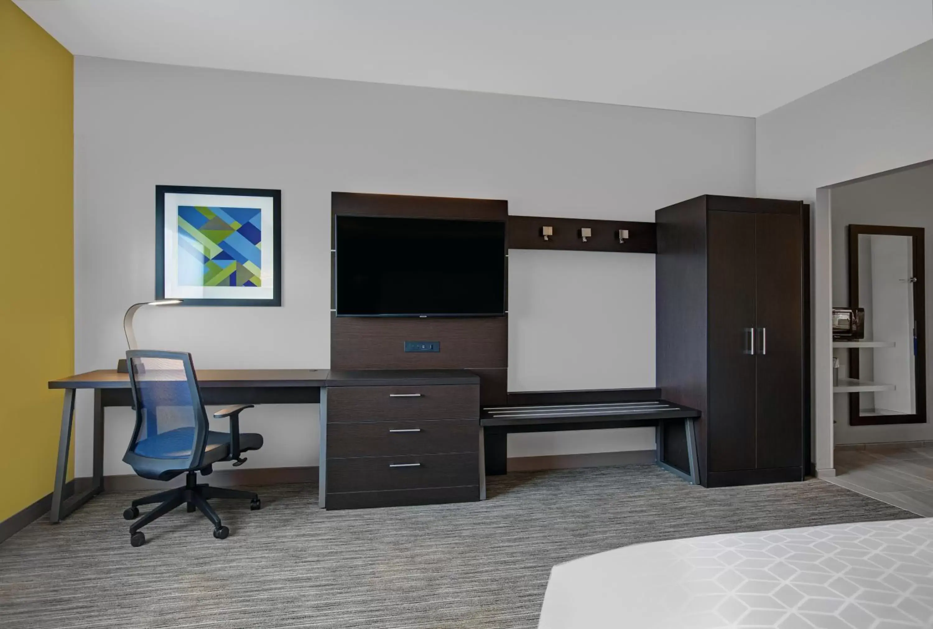 Bedroom in Holiday Inn Express & Suites - Milwaukee - Brookfield, an IHG Hotel