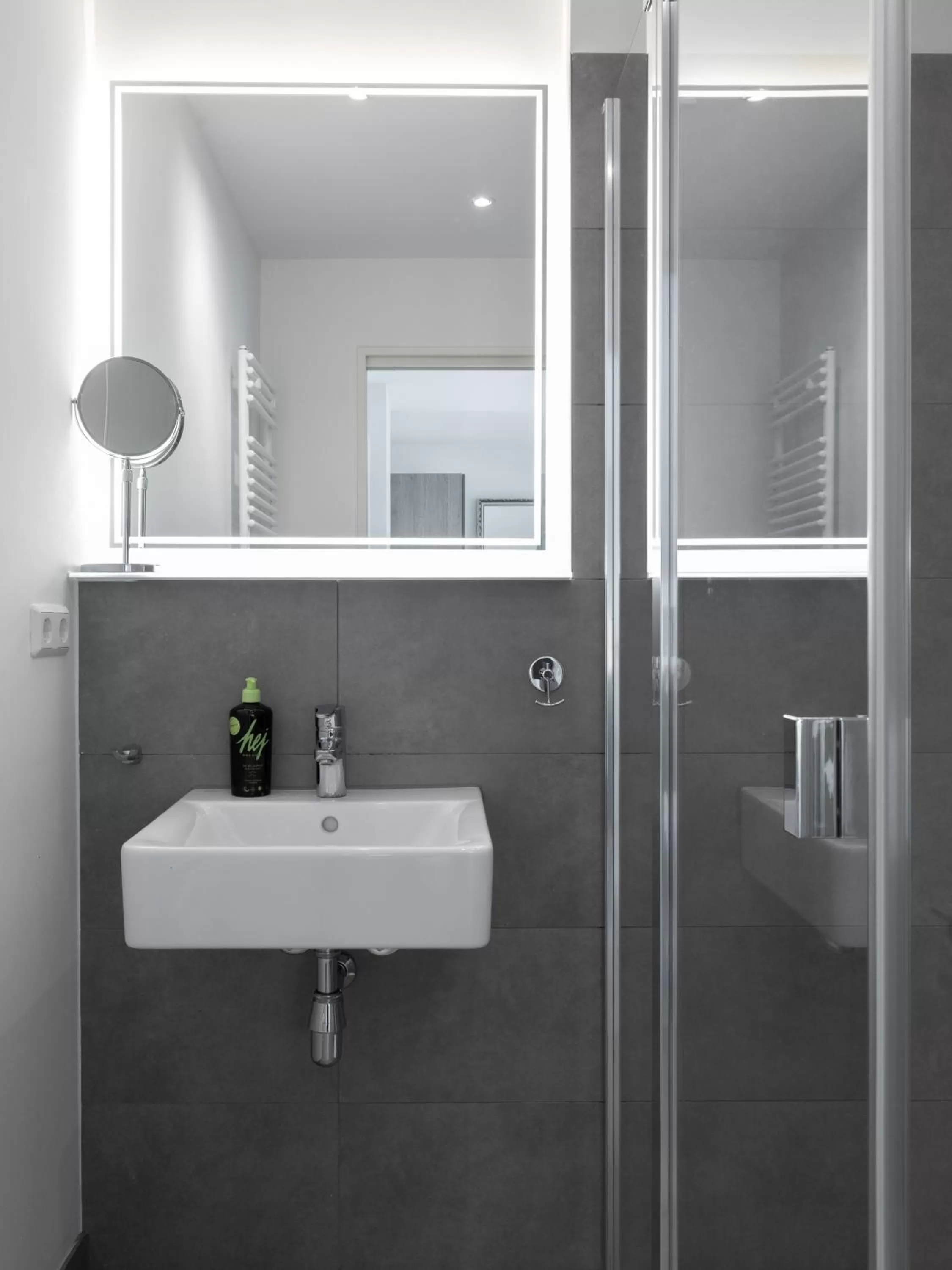 Shower in Limehome Köln Friesenplatz - Digital Access