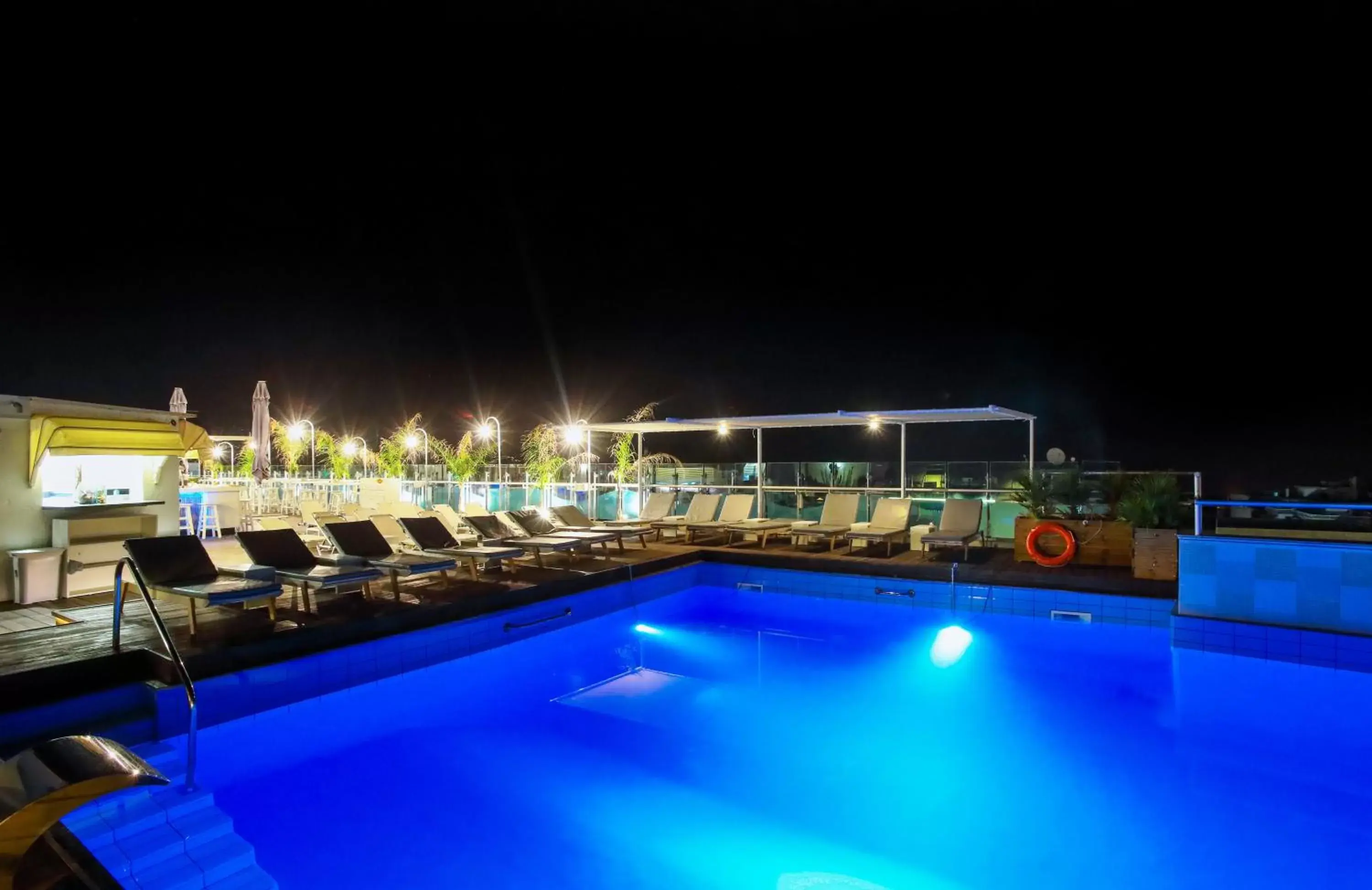 Restaurant/places to eat, Swimming Pool in Capsis Astoria Heraklion