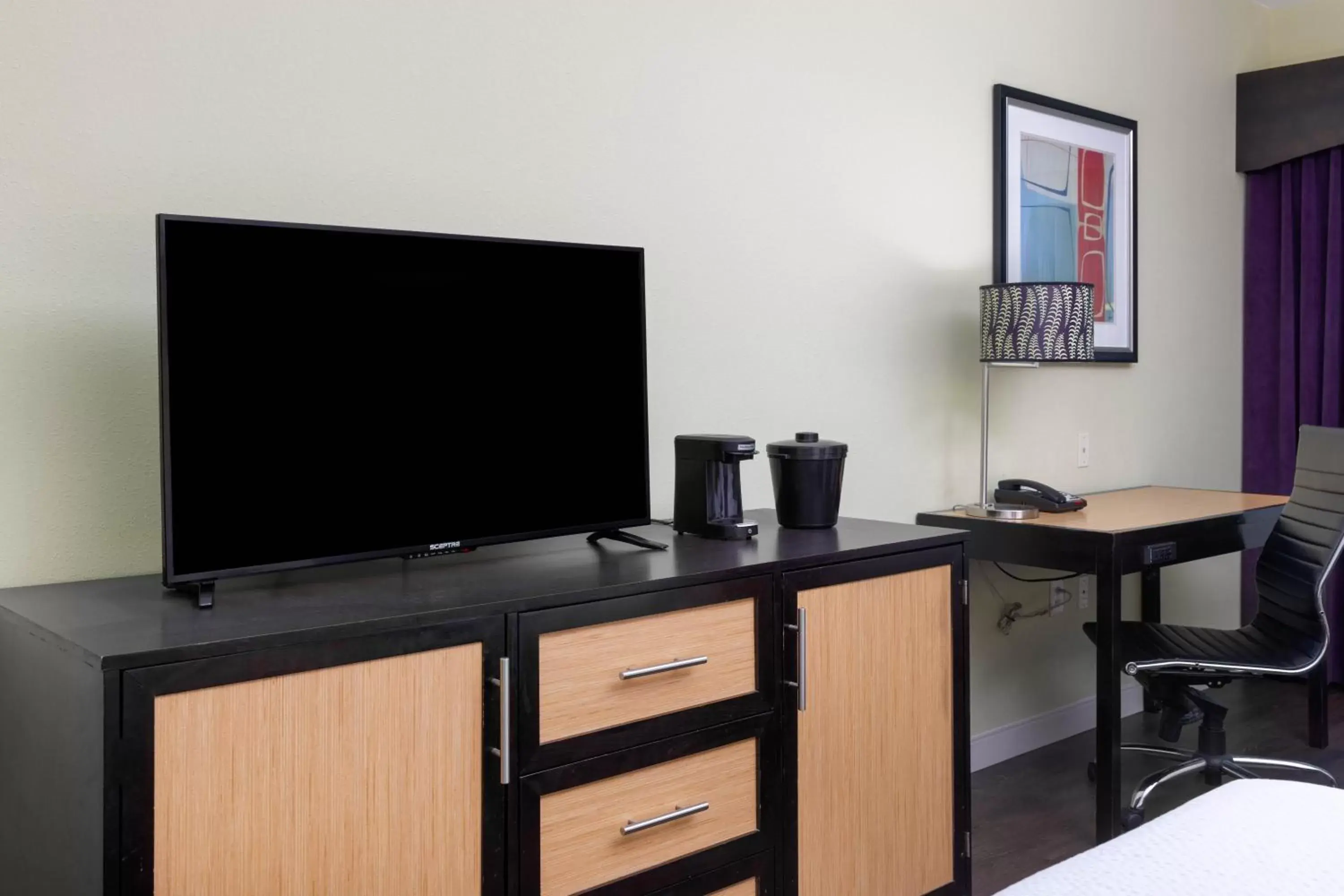 TV and multimedia, TV/Entertainment Center in La Quinta by Wyndham Hinesville - Fort Stewart