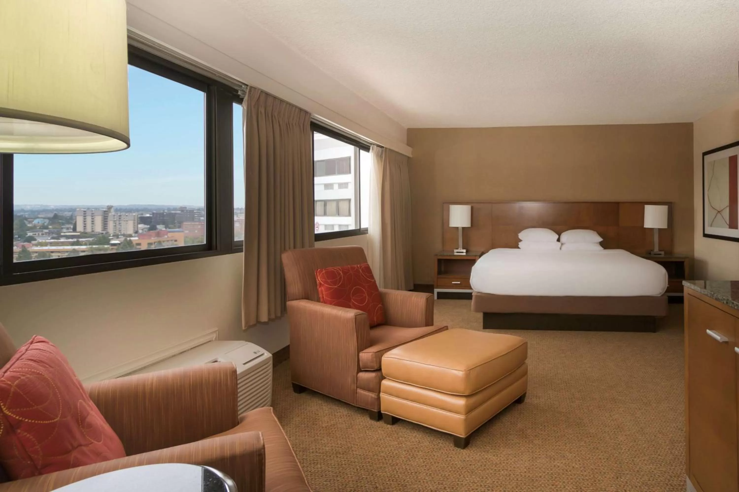 Living room, Bed in DoubleTree by Hilton Spokane City Center