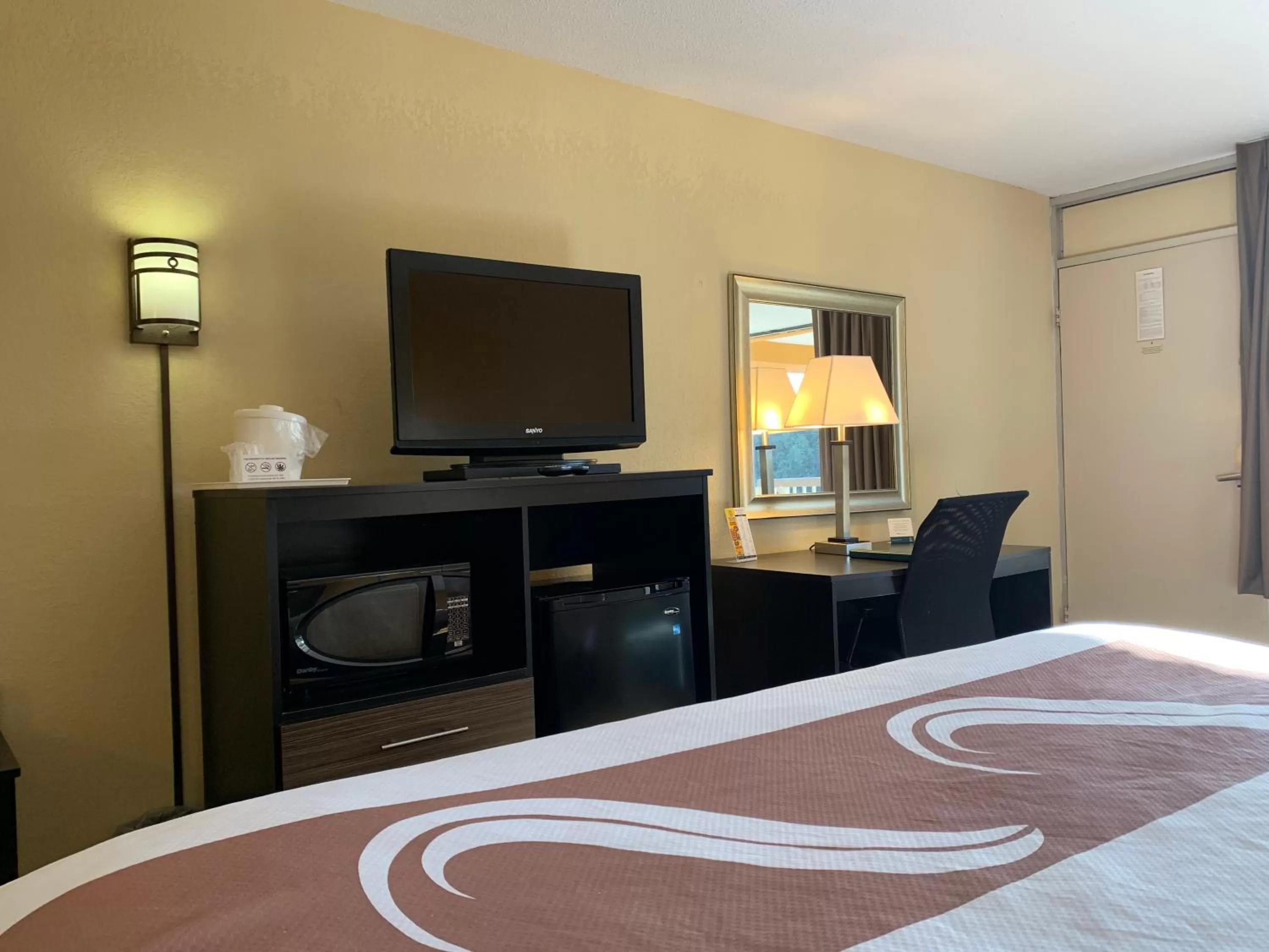 TV and multimedia, Bed in Quality Inn University Area
