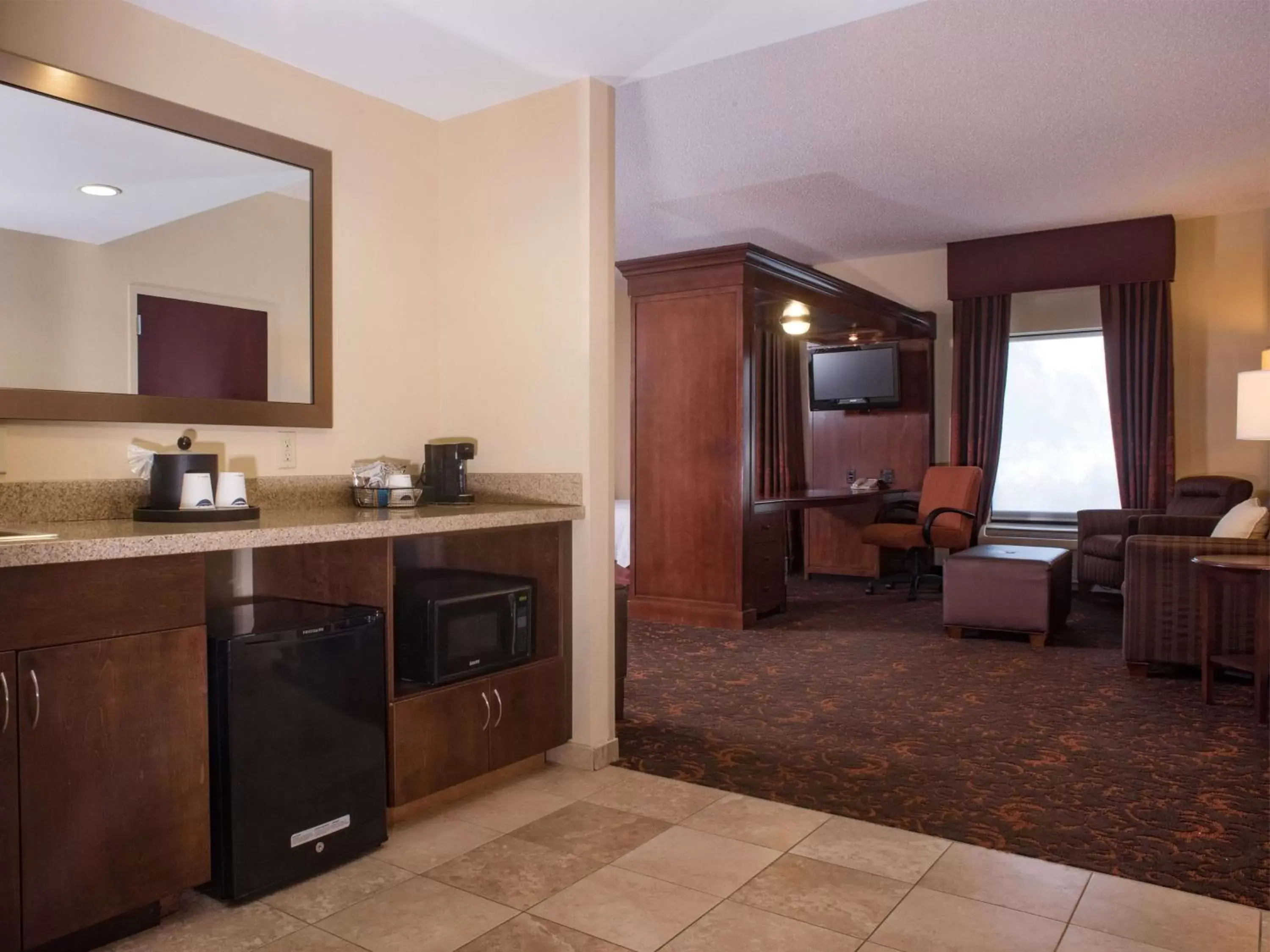 Living room, Kitchen/Kitchenette in Hampton Inn and Suites Woodstock, Virginia