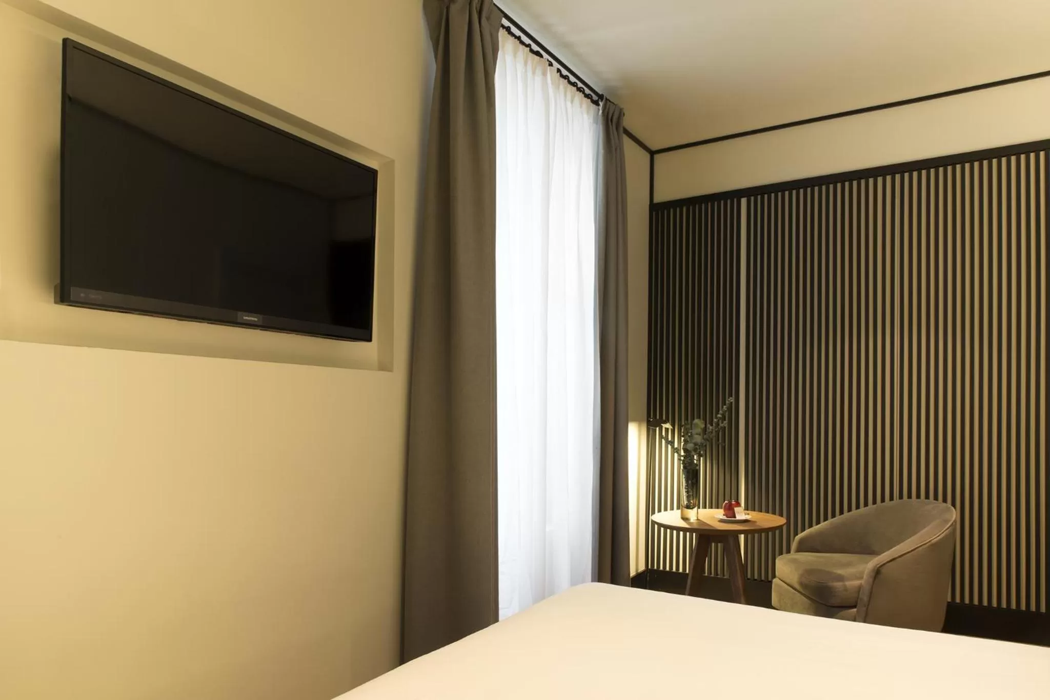 Seating area, Bed in ICON Embassy