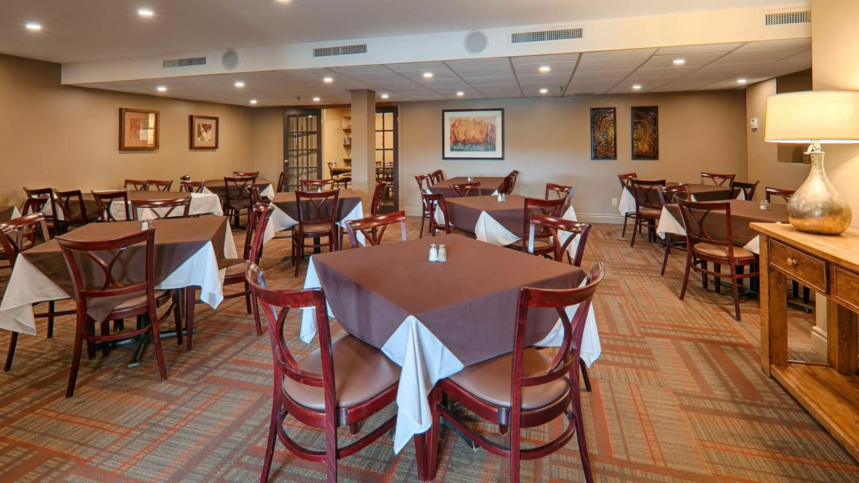 Restaurant/Places to Eat in Best Western Pembroke Inn & Conference Centre