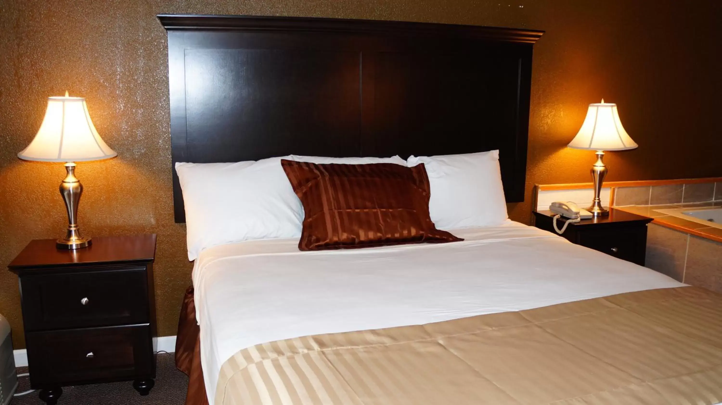 Bed in Americas Best Value Inn & Suites Kansas City
