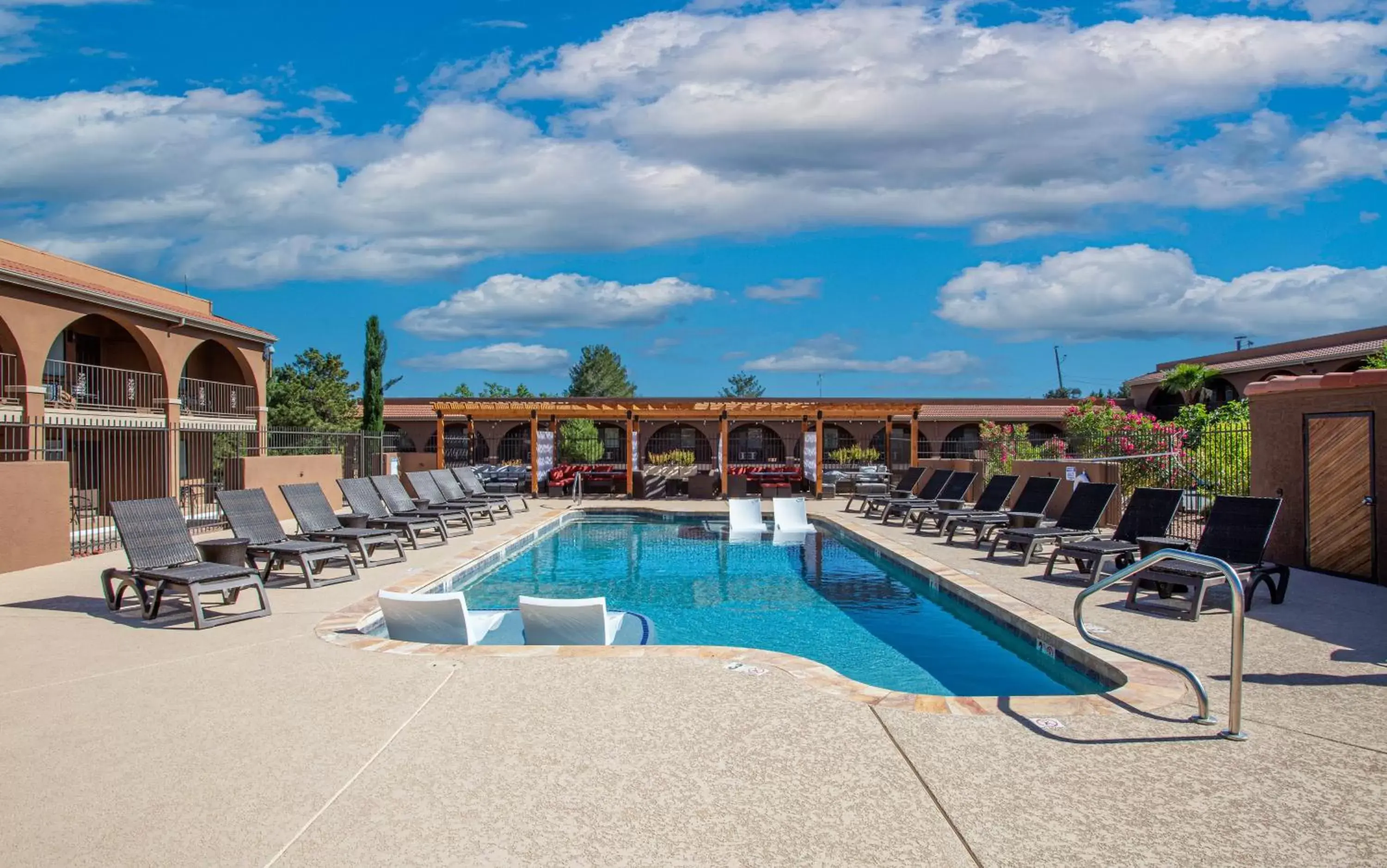 Swimming Pool in GreenTree Inn Sedona