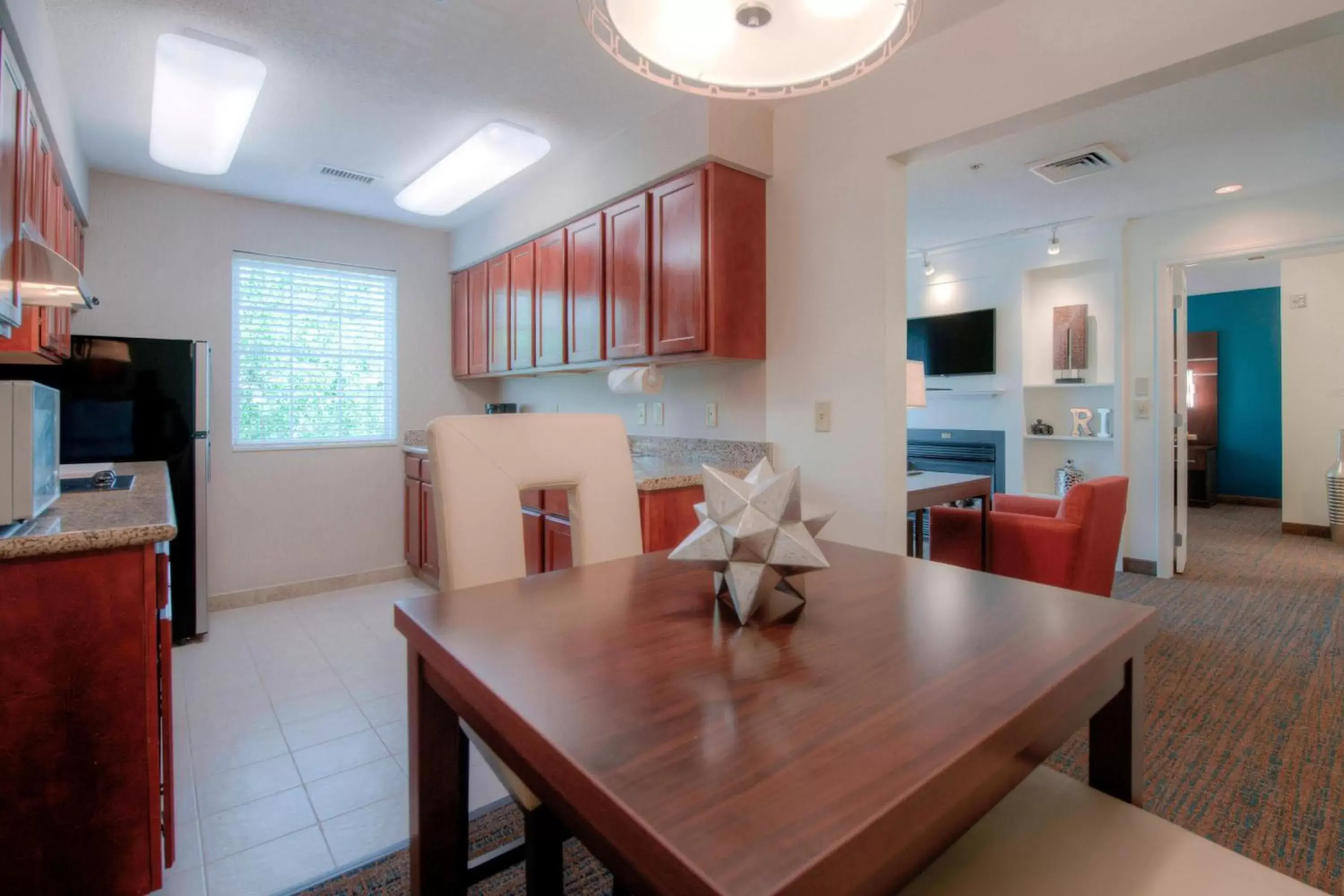 Kitchen or kitchenette, Dining Area in Residence Inn by Marriott Raleigh Crabtree Valley