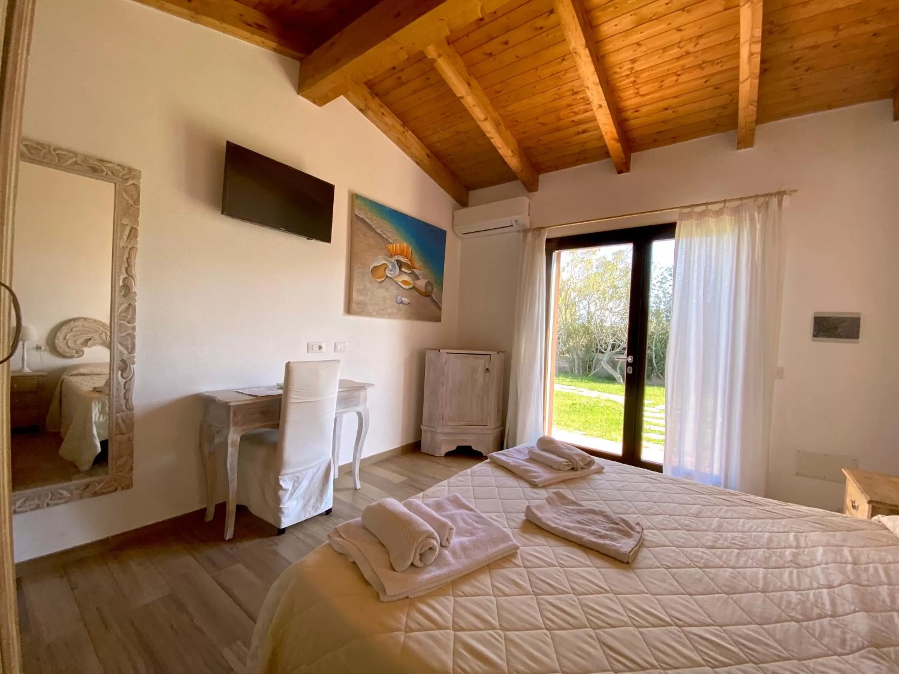 Photo of the whole room, Bed in QUADRIFOGLIO Affittacamere