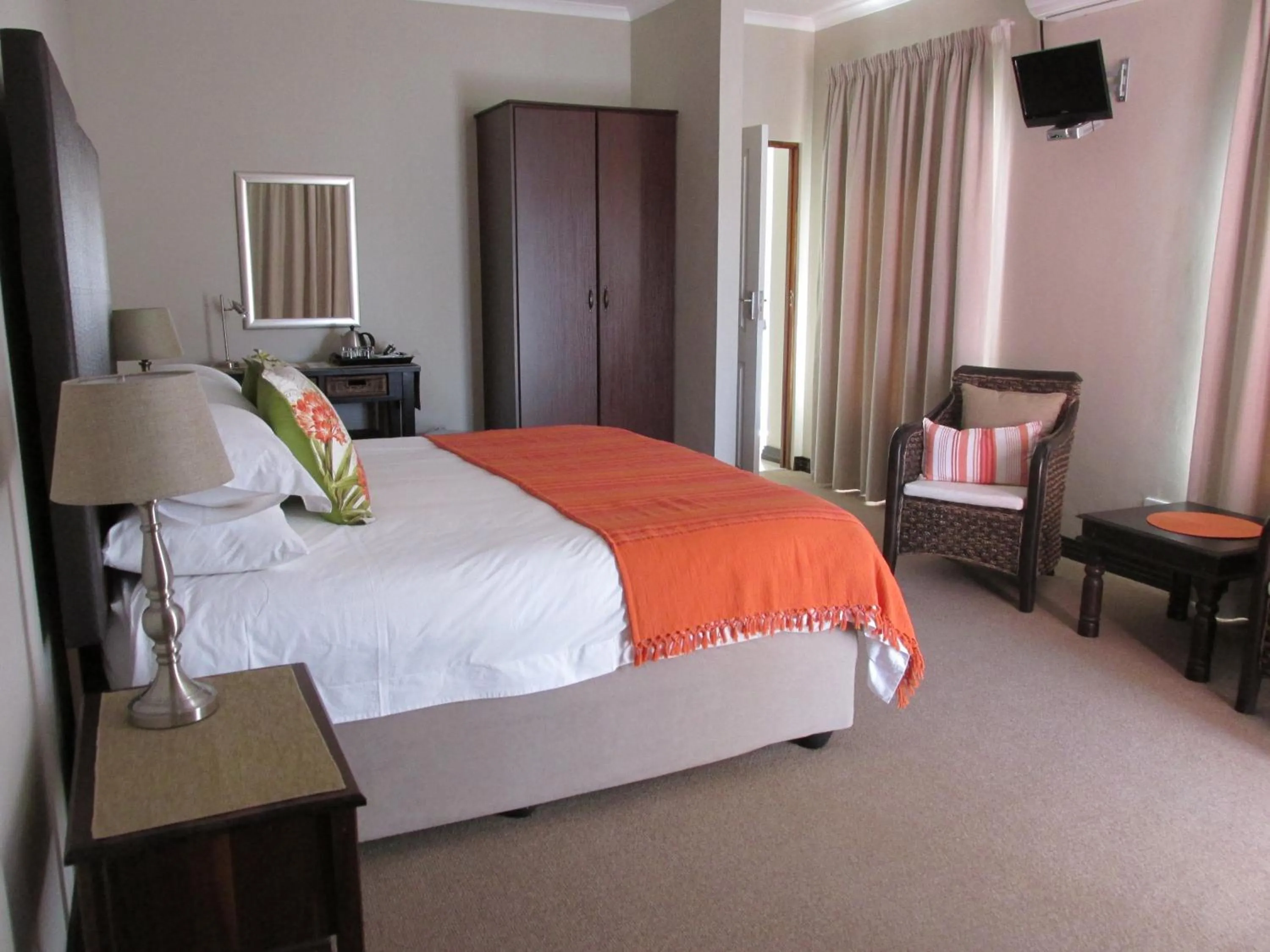 Bed in Karoo Sun Guest House