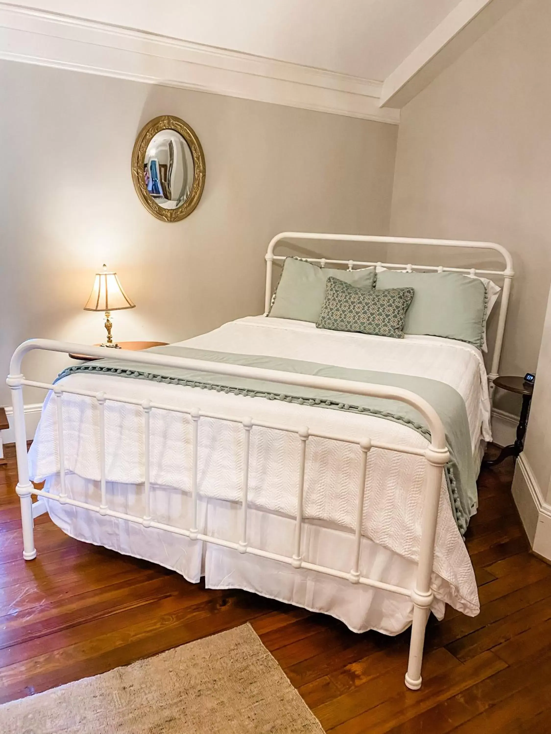 Bed in The Twelve Oaks Bed & Breakfast