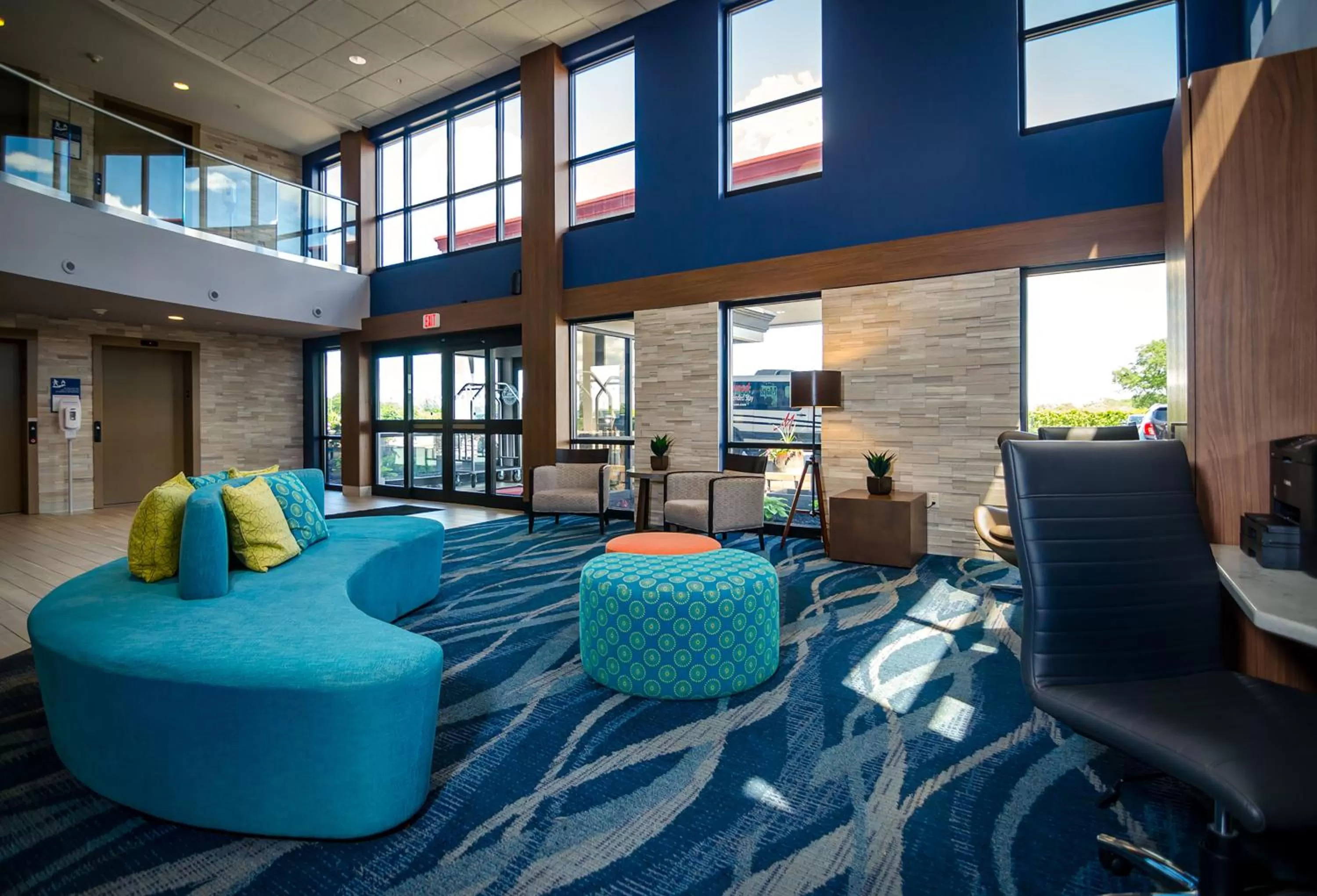 Communal lounge/ TV room in Holiday Inn & Suites Syracuse Airport - Liverpool by IHG
