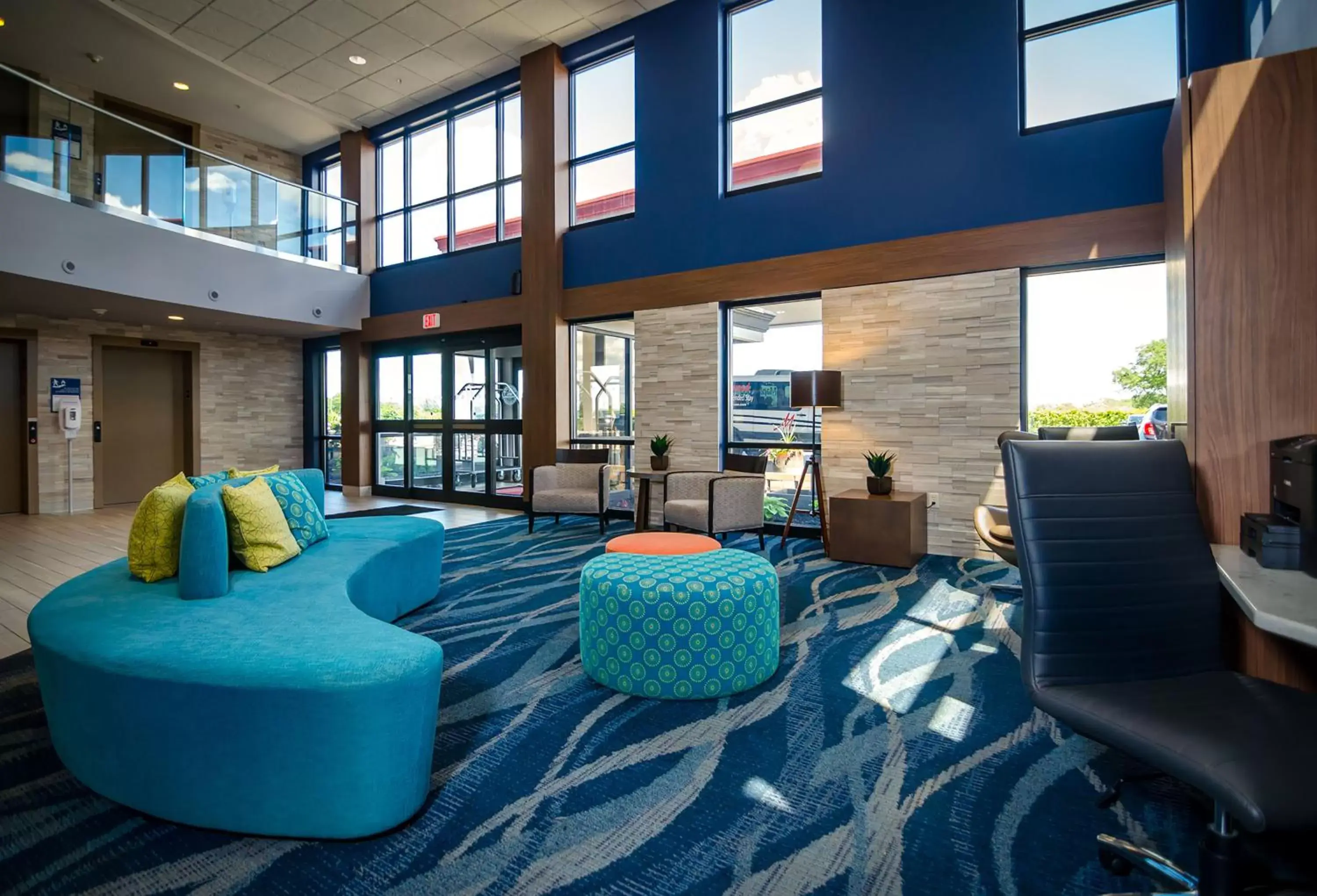 Communal lounge/ TV room, Lounge/Bar in Holiday Inn & Suites Syracuse Airport - Liverpool, an IHG Hotel