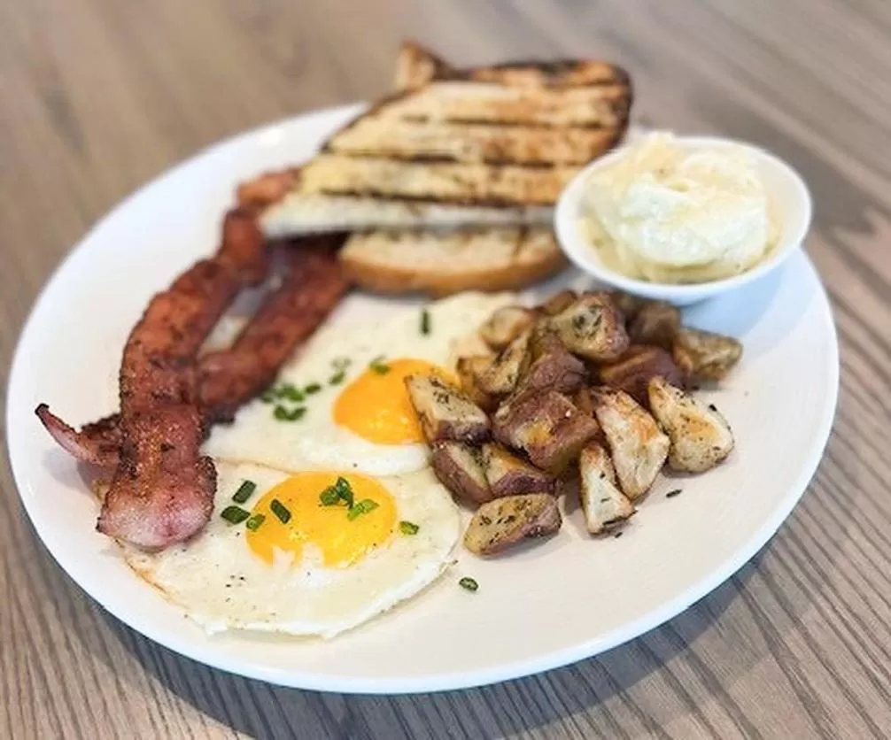 Food and drinks in Coast Rehoboth Beach, Tapestry Collection By Hilton