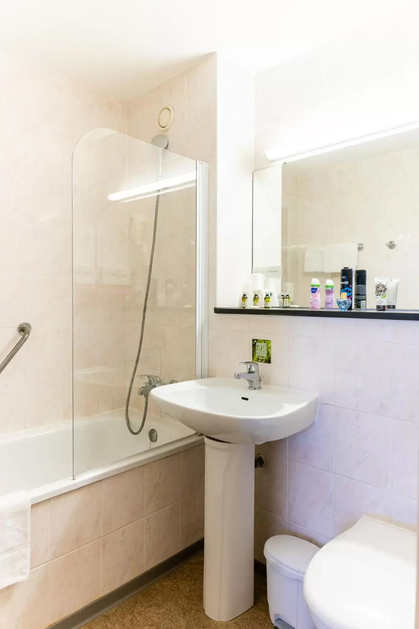 Bathroom in The Originals City, Hôtel Le Pavillon, Béziers Est