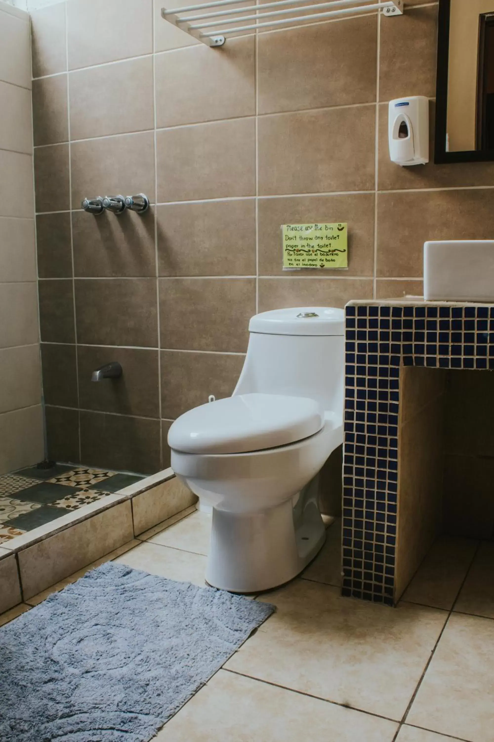 Toilet, Bathroom in Casa de Lis Hotel & Tourist Info Centre