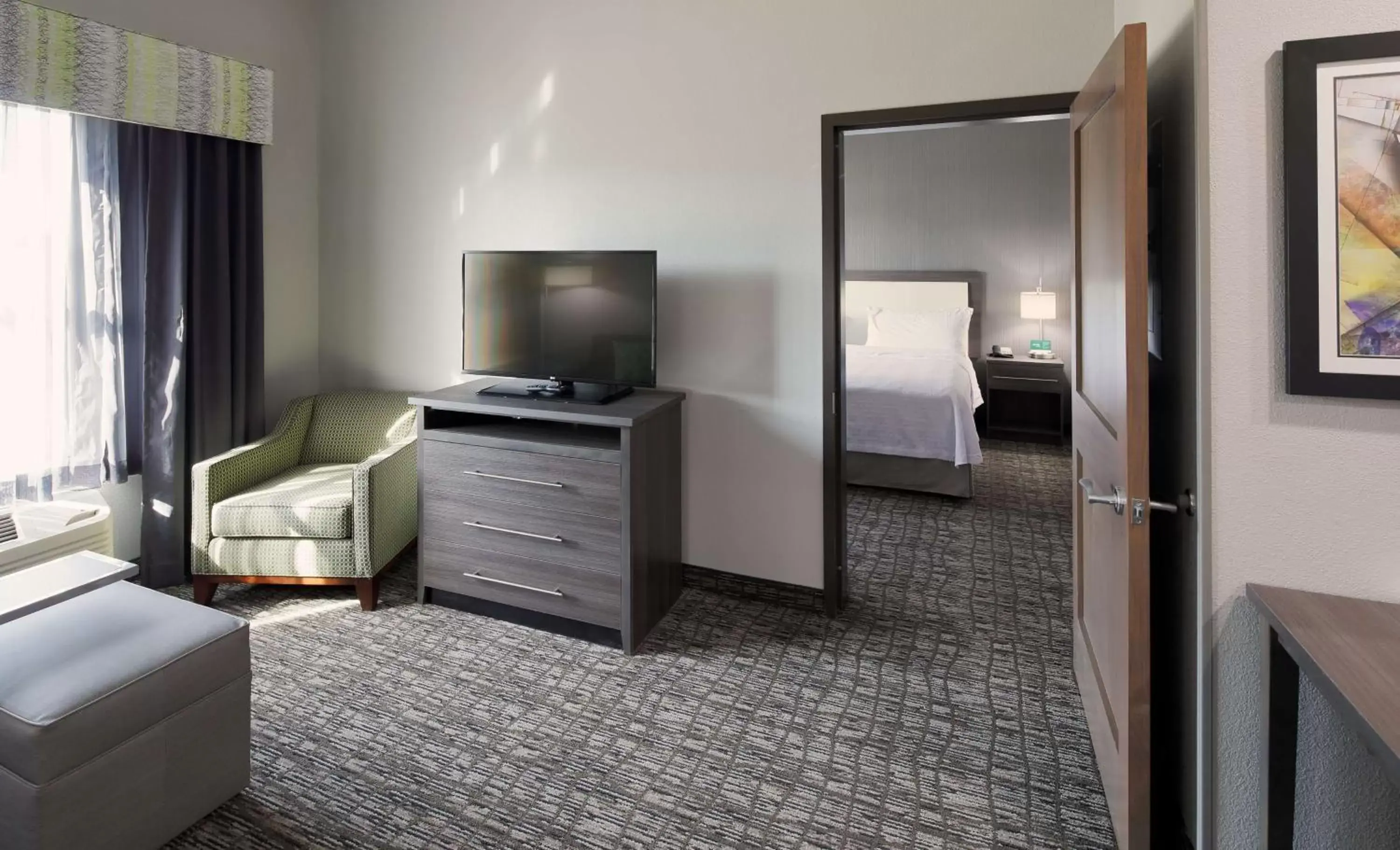 Living room, TV/Entertainment Center in Homewood Suites By Hilton Topeka