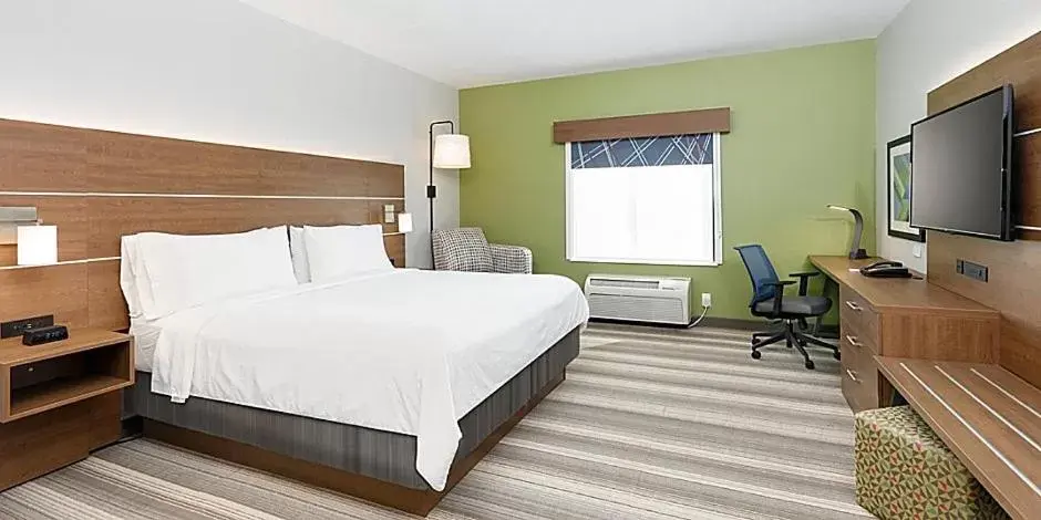 Bed in Holiday Inn Express Denton UNT TWU, an IHG Hotel