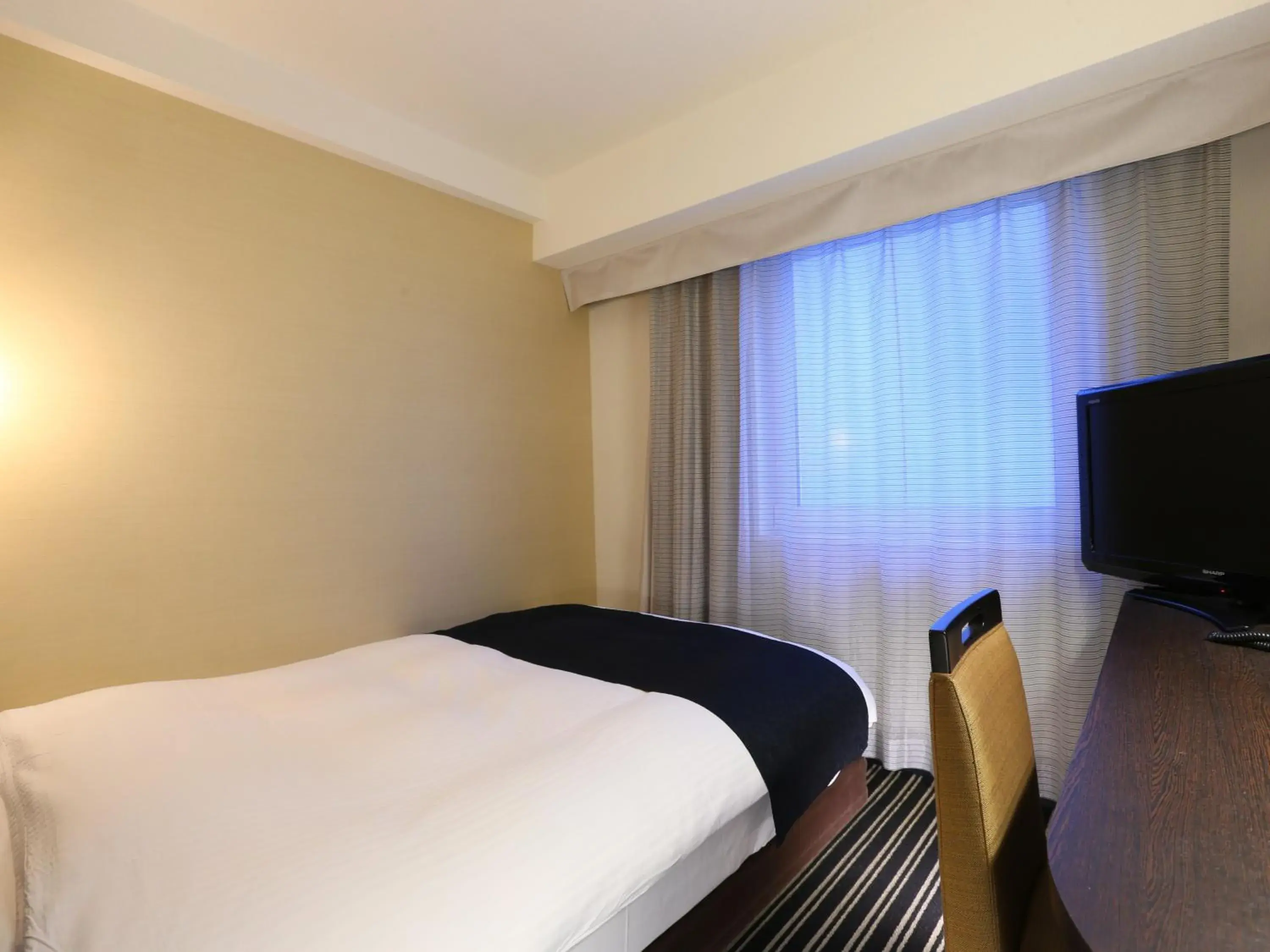Photo of the whole room, Bed in APA Hotel Kodemmacho-Ekimae