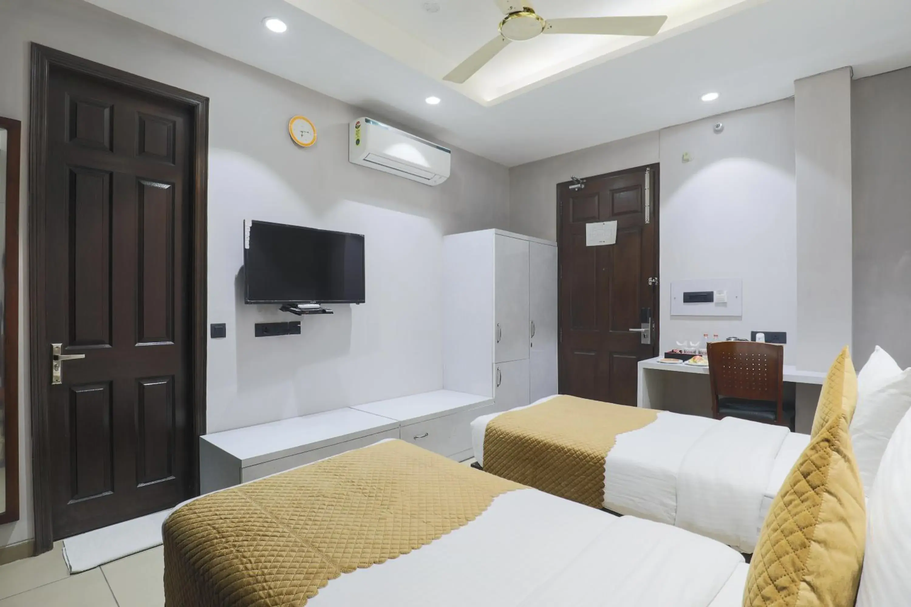 Bedroom, Bed in Cosy Grand, Near Chanakyapuri, Embassy Area