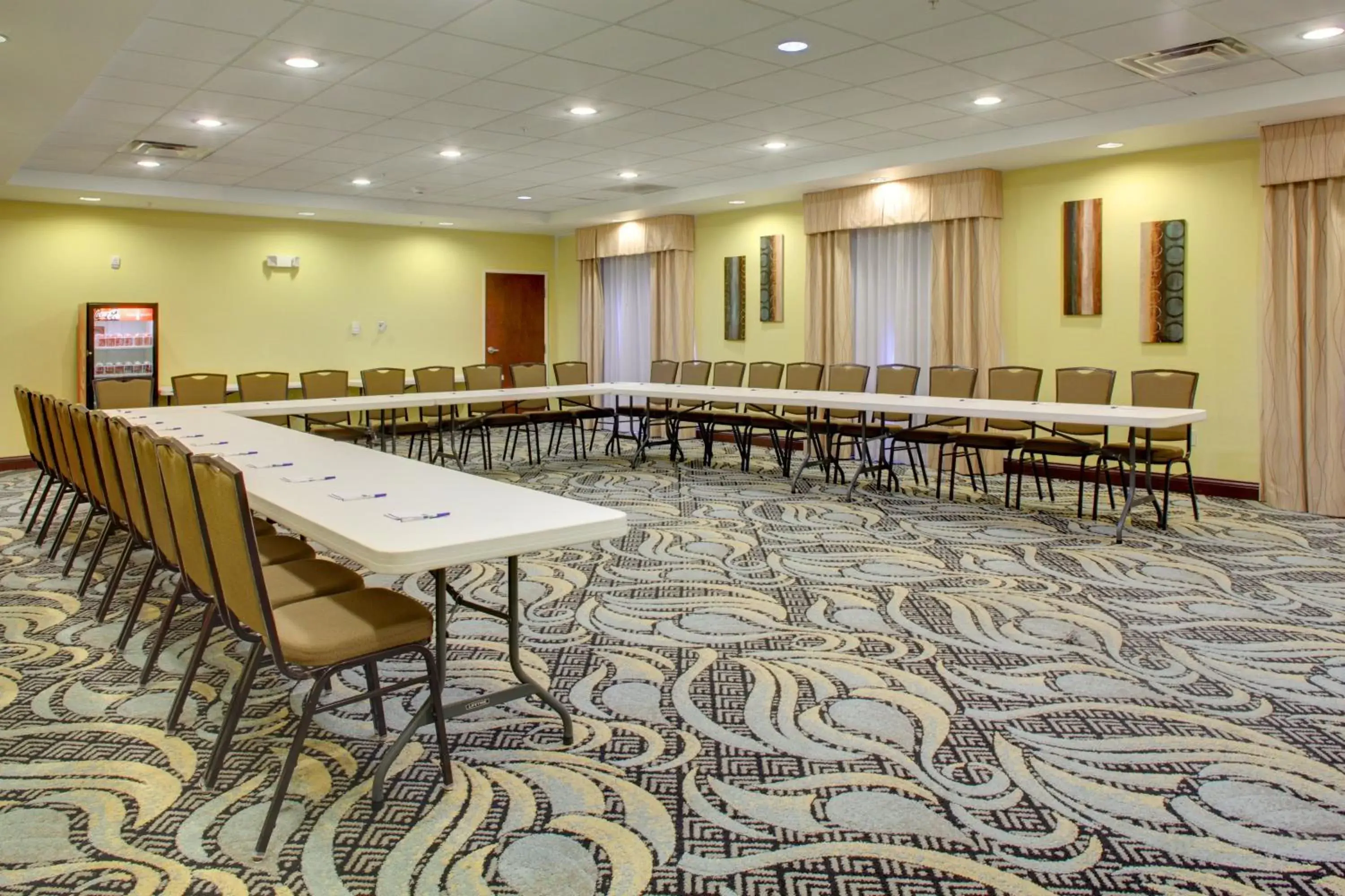 Meeting/conference room in Holiday Inn Express & Suites Cross Lanes, an IHG Hotel