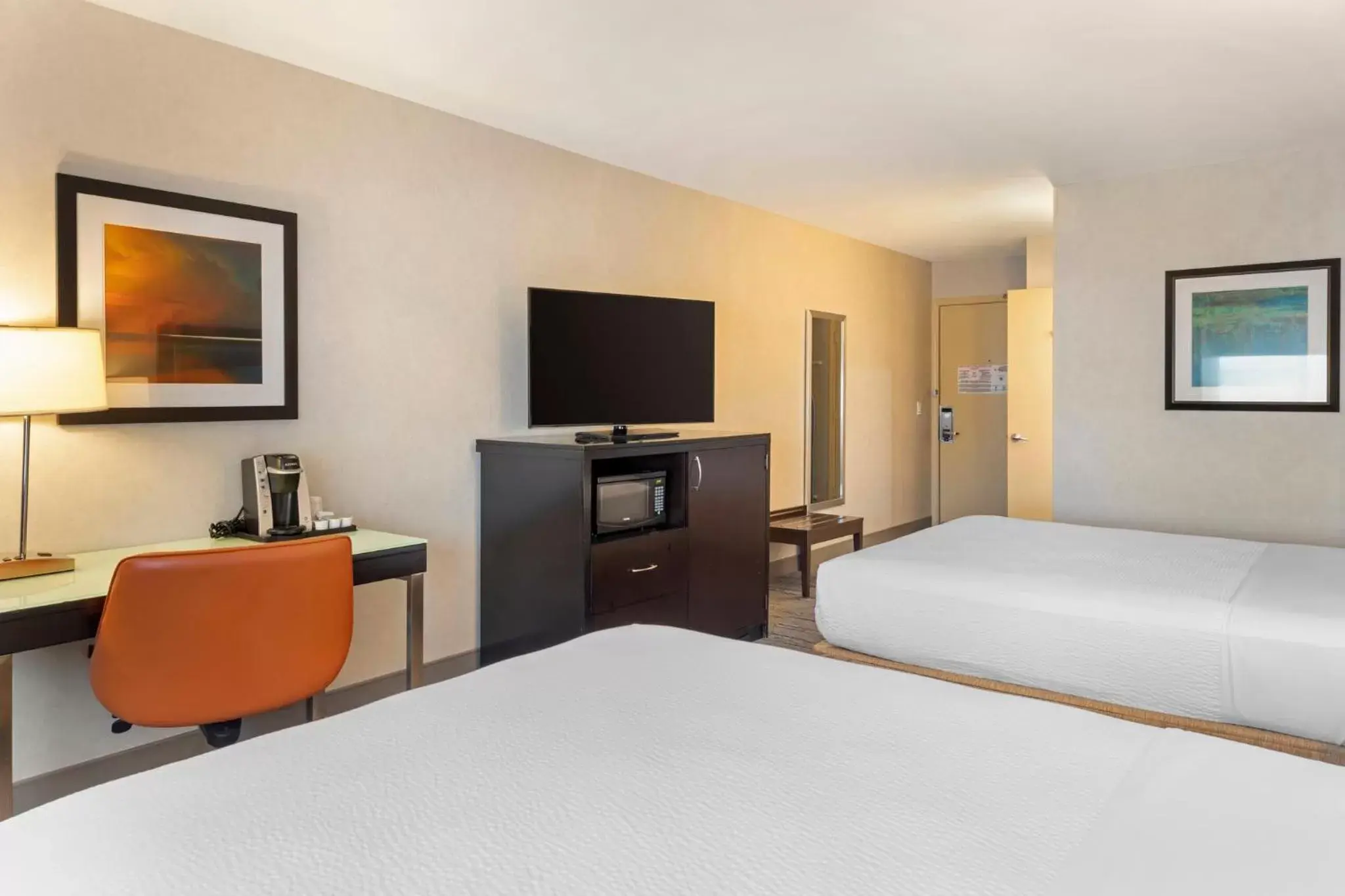 Photo of the whole room, Bed in Holiday Inn Express Colton, an IHG Hotel