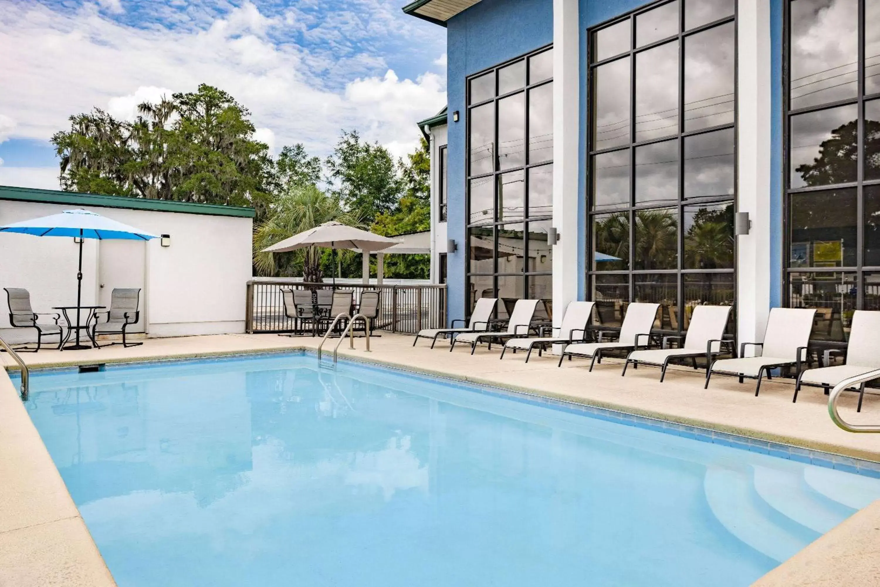 Pool view in Days Inn & Suites by Wyndham Savannah Midtown Pool view in Days Inn & Suites by Wyndham Savannah Midtown
