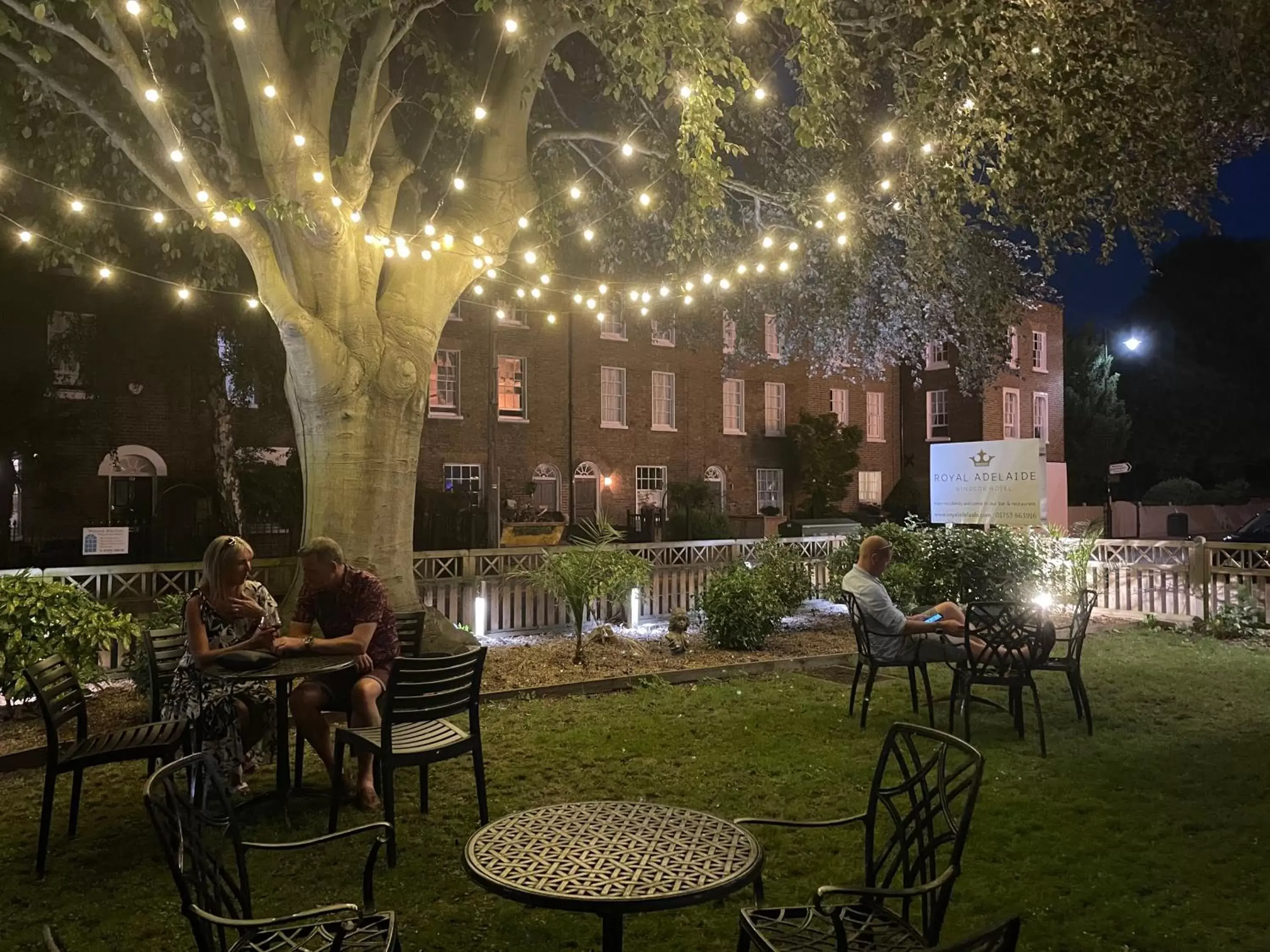 Garden, Restaurant/Places to Eat in The Royal Adelaide Hotel