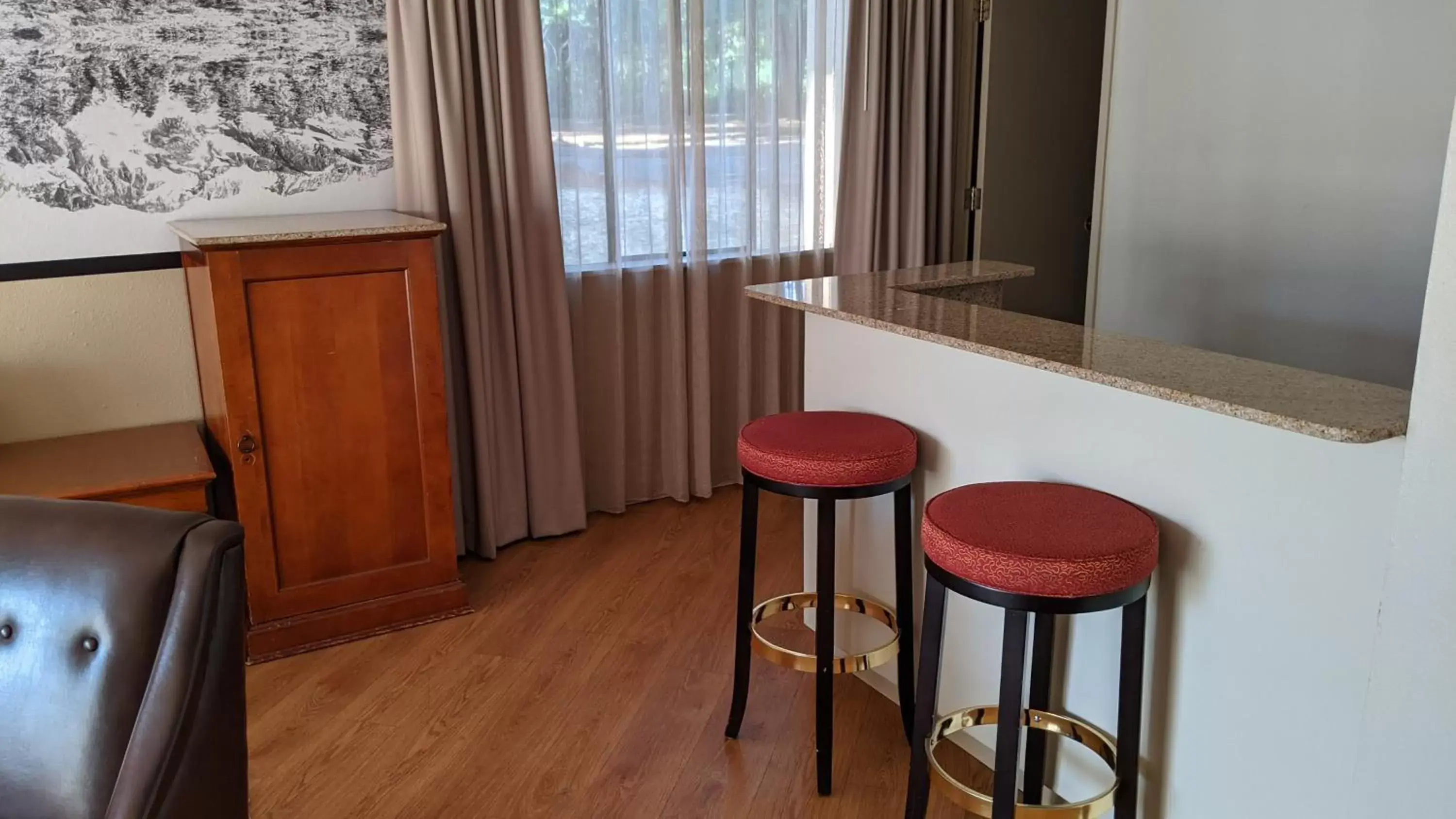 Living room, Seating Area in Olympia Hotel at Capitol Lake