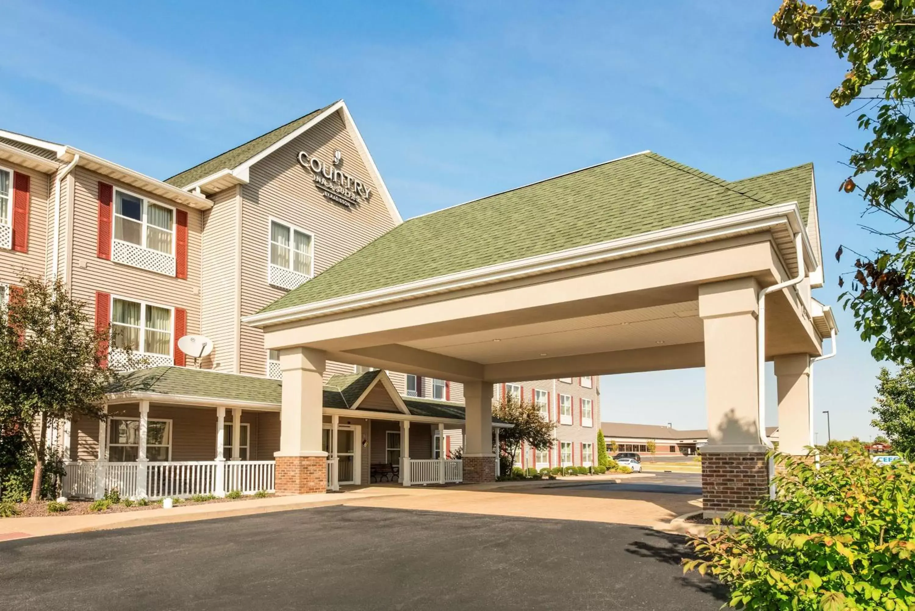 Property building in Country Inn & Suites by Radisson, Peoria North, IL