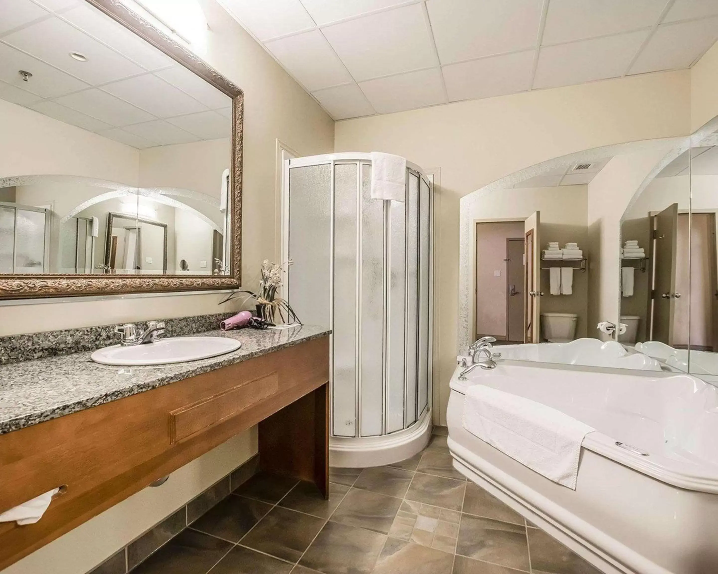 Bedroom, Bathroom in Hôtel Quality Suites Drummondville