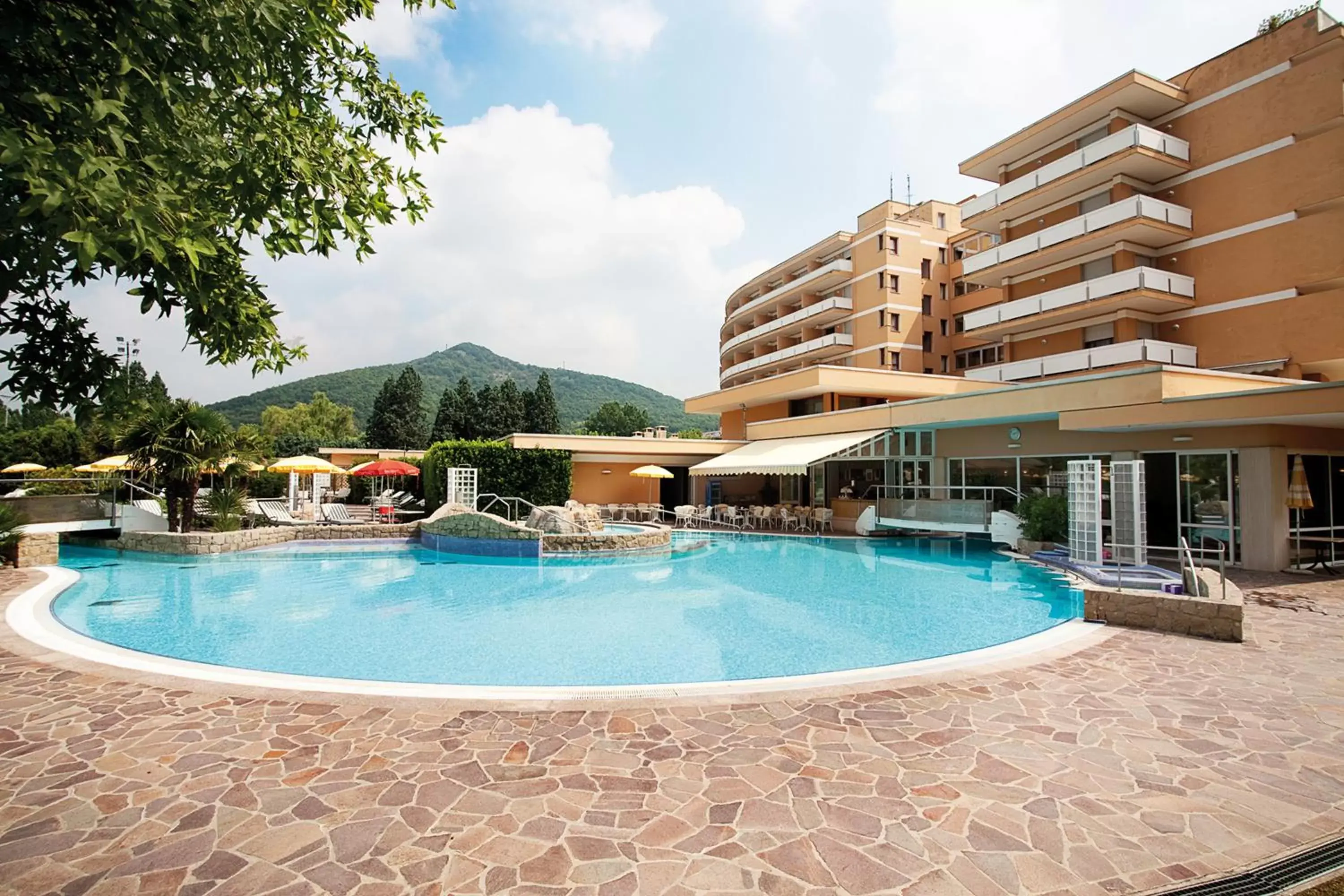 Facade/entrance, Swimming Pool in Hotel Splendid