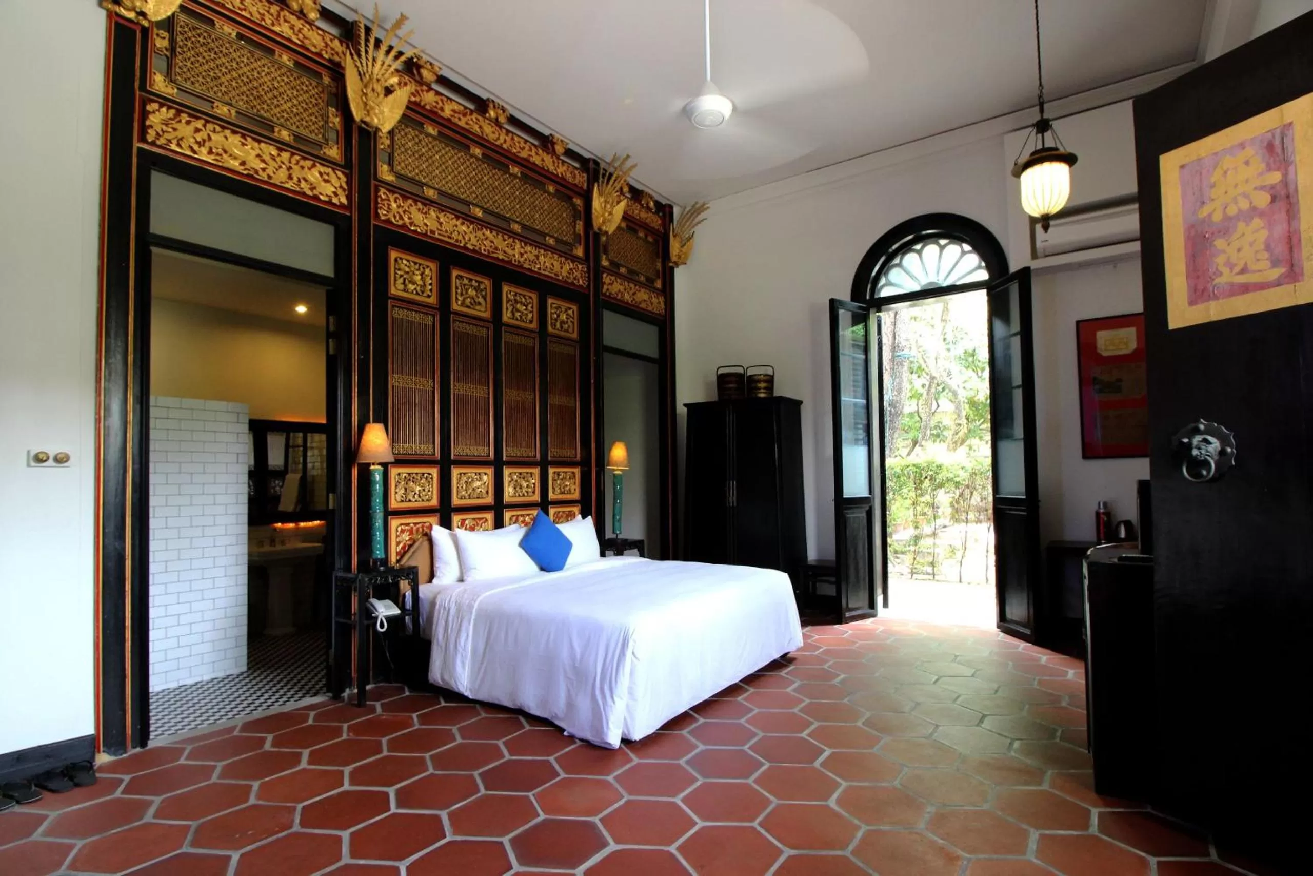 Photo of the whole room, Bed in Cheong Fatt Tze - The Blue Mansion