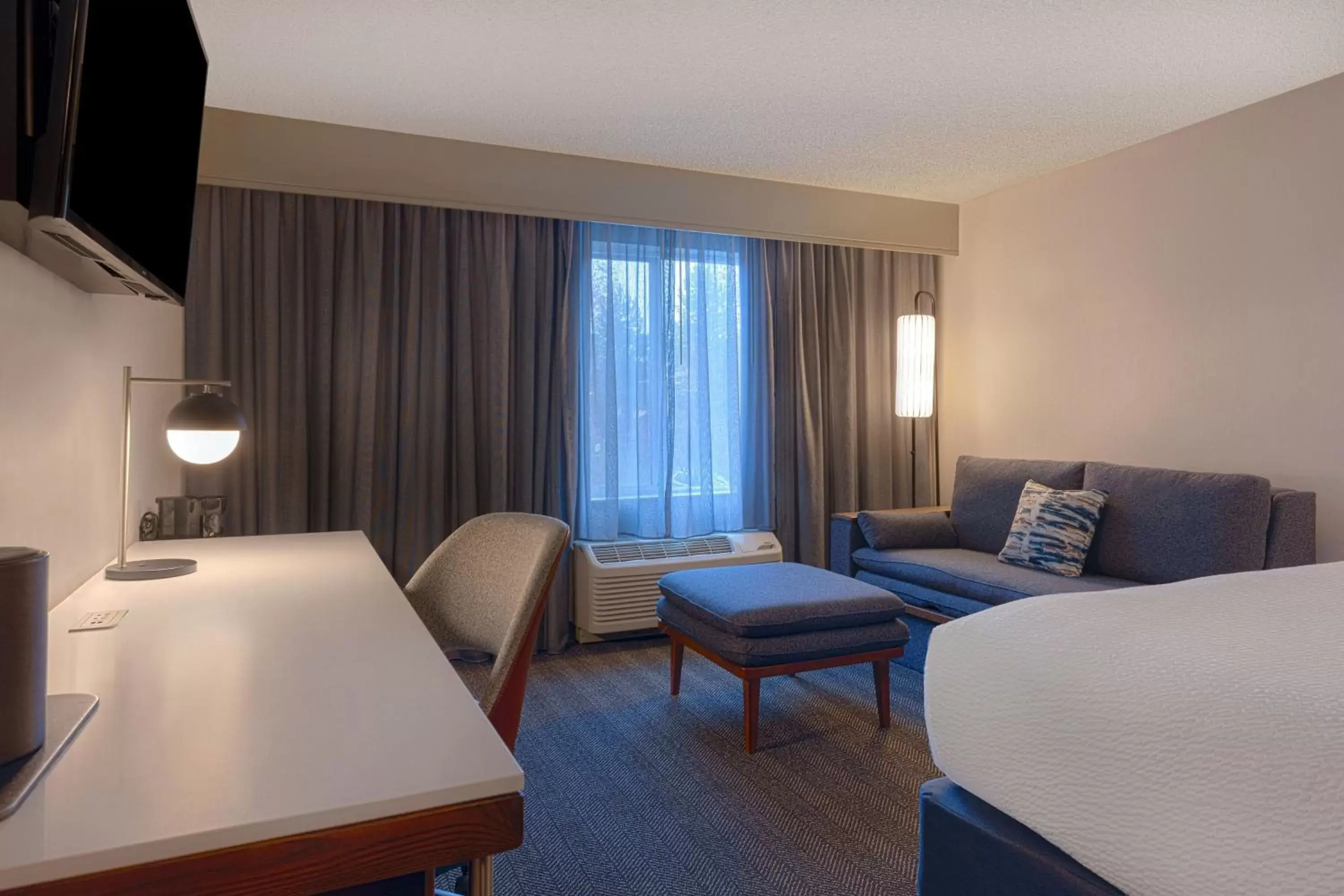 Living room, Seating Area in Courtyard by Marriott Portland Southeast/Clackamas