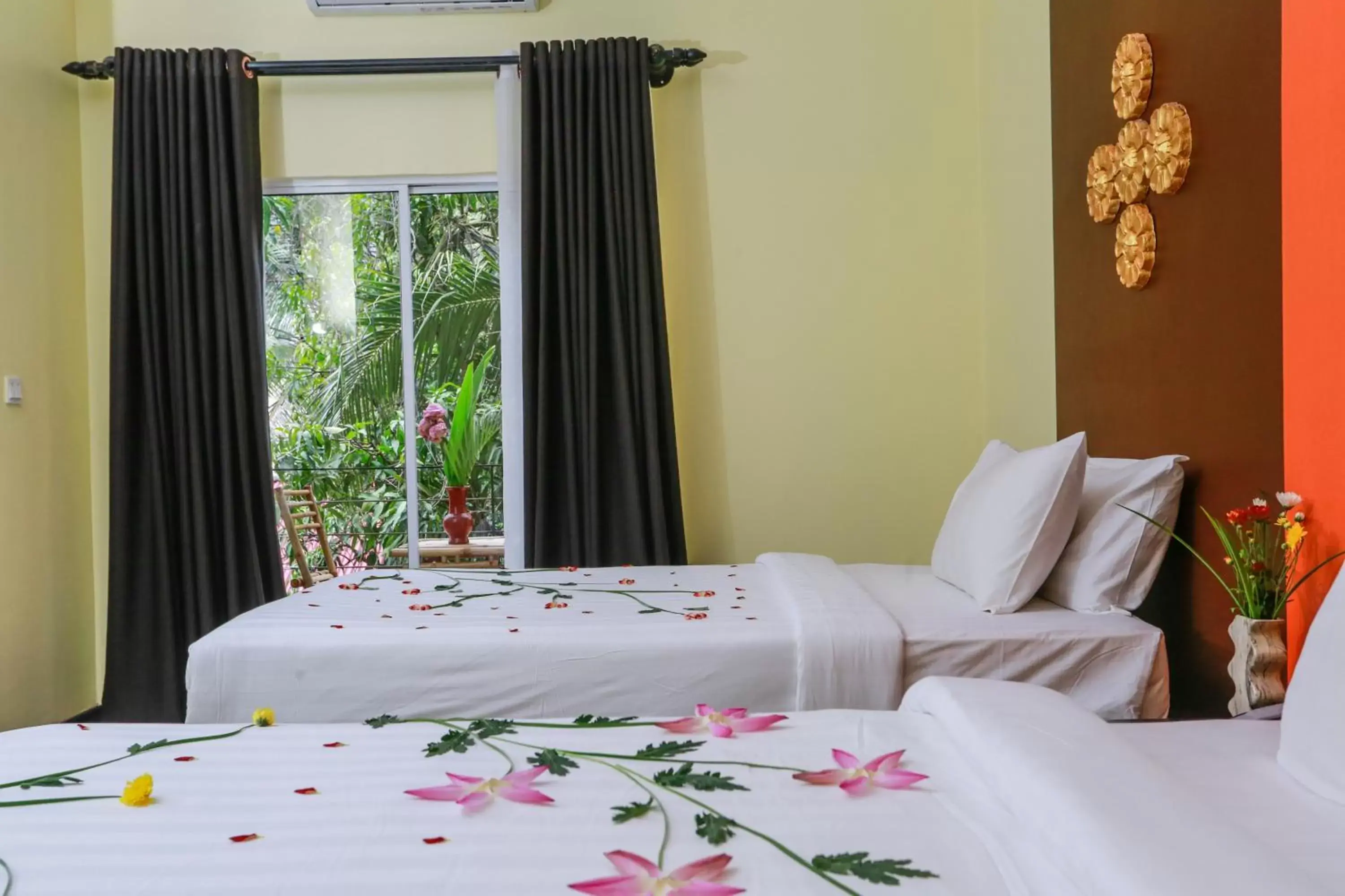 Deluxe Twin Room With Balcony - Free Pick Up in Home Indochine d'Angkor Hotel Deluxe Twin Room With Balcony - Free Pick Up in Home Indochine d'Angkor Hotel